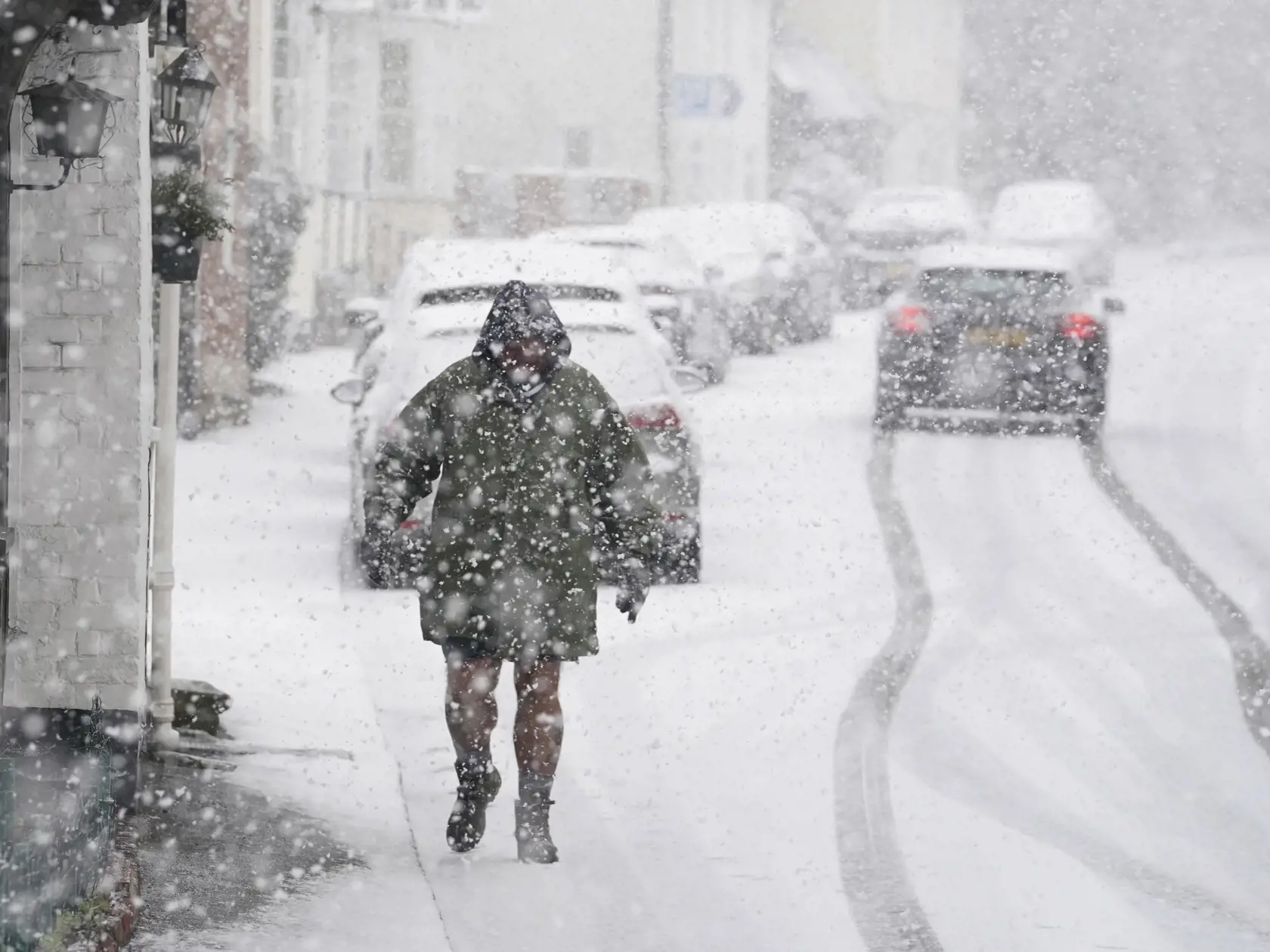 KK38 Lenham - Na snímke muž kráča počas snehovej nádielky v juhoanglickom meste Lenham 8. januára 2024. FOTO TASR/AP
A person walks through a snow flurry in Lenham, south east England, Monday Jan. 8, 2024. Sleet and snow showers have been forecast for parts of the country on Monday as some regions are still trying to grapple with flooding following intense rainfall. (Gareth Fuller/PA via AP)