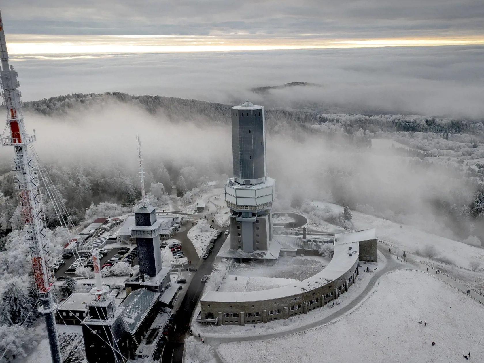 EBE 32 Frankfurt nad Mohanom - Mraky sa sťahujú cez mierne zasnežený vrchol hory Feldberg neďaleko Frankfurtu nad Mohanom v Nemecku v nedeľa 14. januára 2024. FOTO TASR/AP

Clouds drift over the slightly snow covered top of the Feldberg mountain near Frankfurt, Germany, Sunday, Jan. 14, 2024. (AP Photo/Michael Probst)
