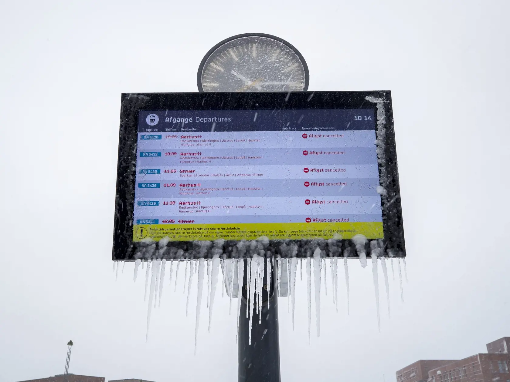 WA 10 Viborg - Cencúle visia z tabule, ktorá informuje o zrušení letov v dôsledku silného zneženia v meste Viborg v strednom Dánsku v stredu 3. januára 2024. Sever Európy zažíva už druhý deň po sebe extrémne mrazivé počasie s teplotami pod mínus 40 stupňov Celzia. V Dánsku polícia na väčšine územia vyzvala motoristov, aby obmedzili cestovanie len na nevyhnutnú mieru. Sever a západ tejto krajiny totiž sužuje snehová víchrica. Miestny meteorologický inštitút varoval pred snežením a poľadovicou a v