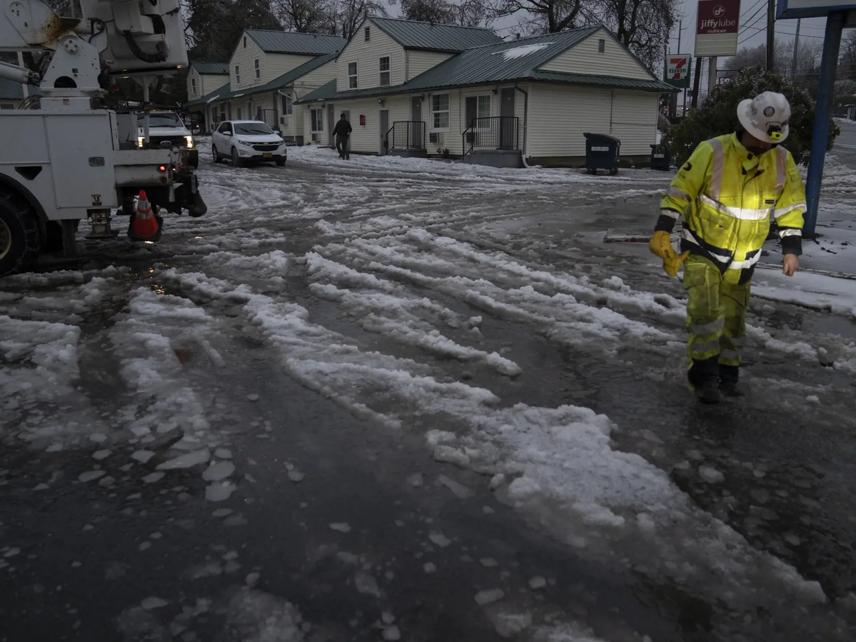 WA 35 Portland - Pracovník spoločnosti International Line Builders Inc. pomáha svojim spolupracovníkom obnoviť dodávku elektriny počas mrznúceho dažďa v americkom meste Portland vo štvrtok 18. januára 2024.  Mimoriadne chladné počasie, ktoré už niekoľko dní sužuje rozsiahle časti USA, si doteraz vyžiadalo najmenej 50 obetí.  Hasičský zbor v Portlande v štáte Oregon informoval, že elektrický prúd zabil troch ľudí, keď na ich zaparkované auto spadlo elektrické vedenie. V Oregone zostalo v piatok v