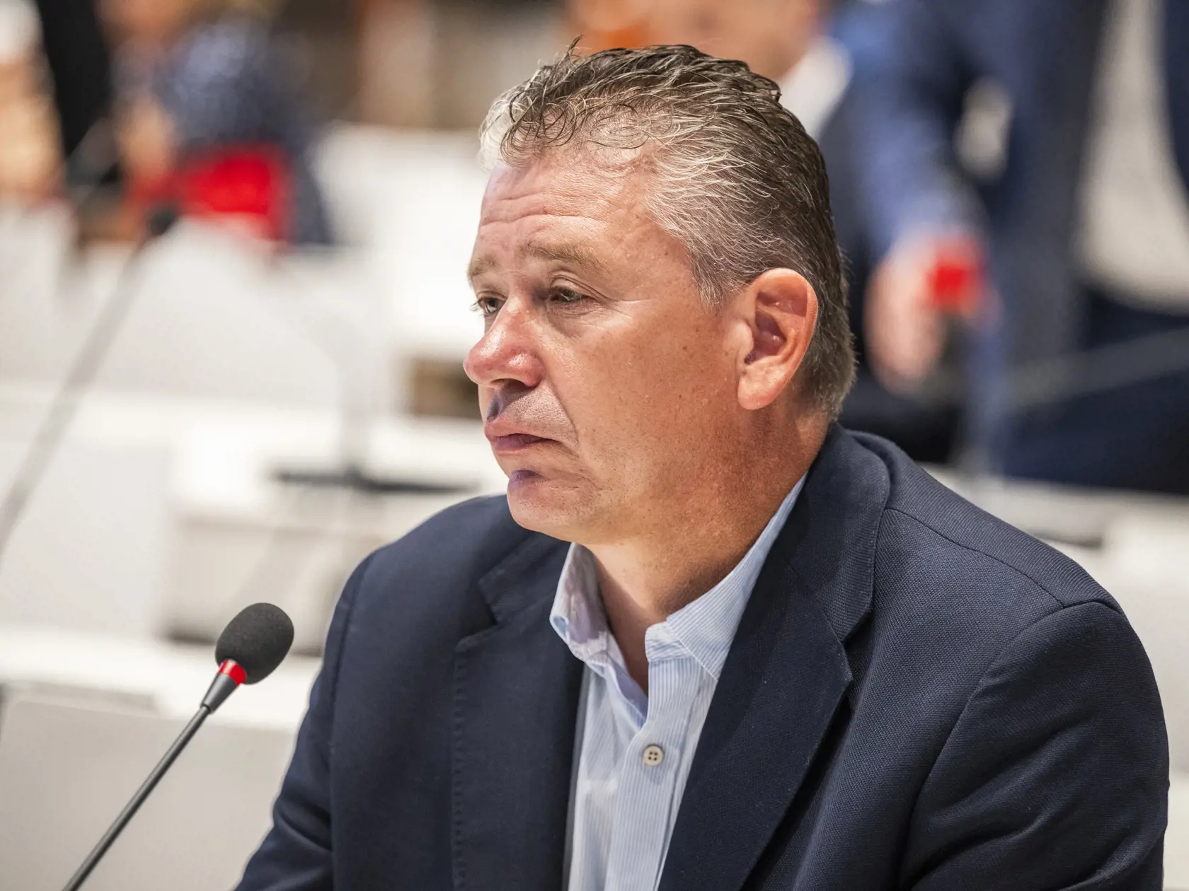 Na snímke poslanec Národnej rady Slovenskej republiky a bývalý minister vnútra Roman Mikulec (OĽaNO) sedí v Zimnej jazdiarni Bratislavského hradu počas druhého pokusu o otvorenie mimoriadnej schôdze parlamentu v Bratislave 21. augusta 2023. Mimoriadnu schôdzu k zásahu NAKA inicioval Smer-SD. Presadiť chce uznesenie o prehĺbení ústavnej a bezpečnostnej krízy po zásahu NAKA, po ktorom polícia obvinila viacero osôb vrátane šéfov Slovenskej informačnej služby a Národného bezpečnostného úradu. Smer-S