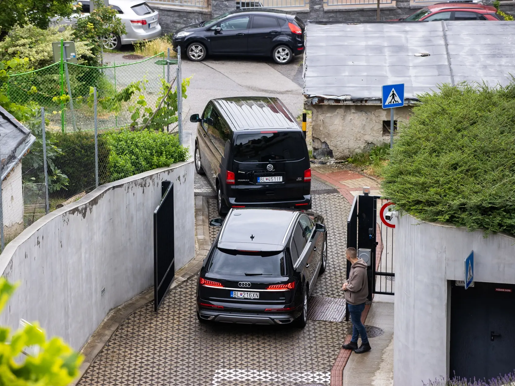 Policajný doprovod pred Sokolská residence kde býva premiér Robert Fico. 