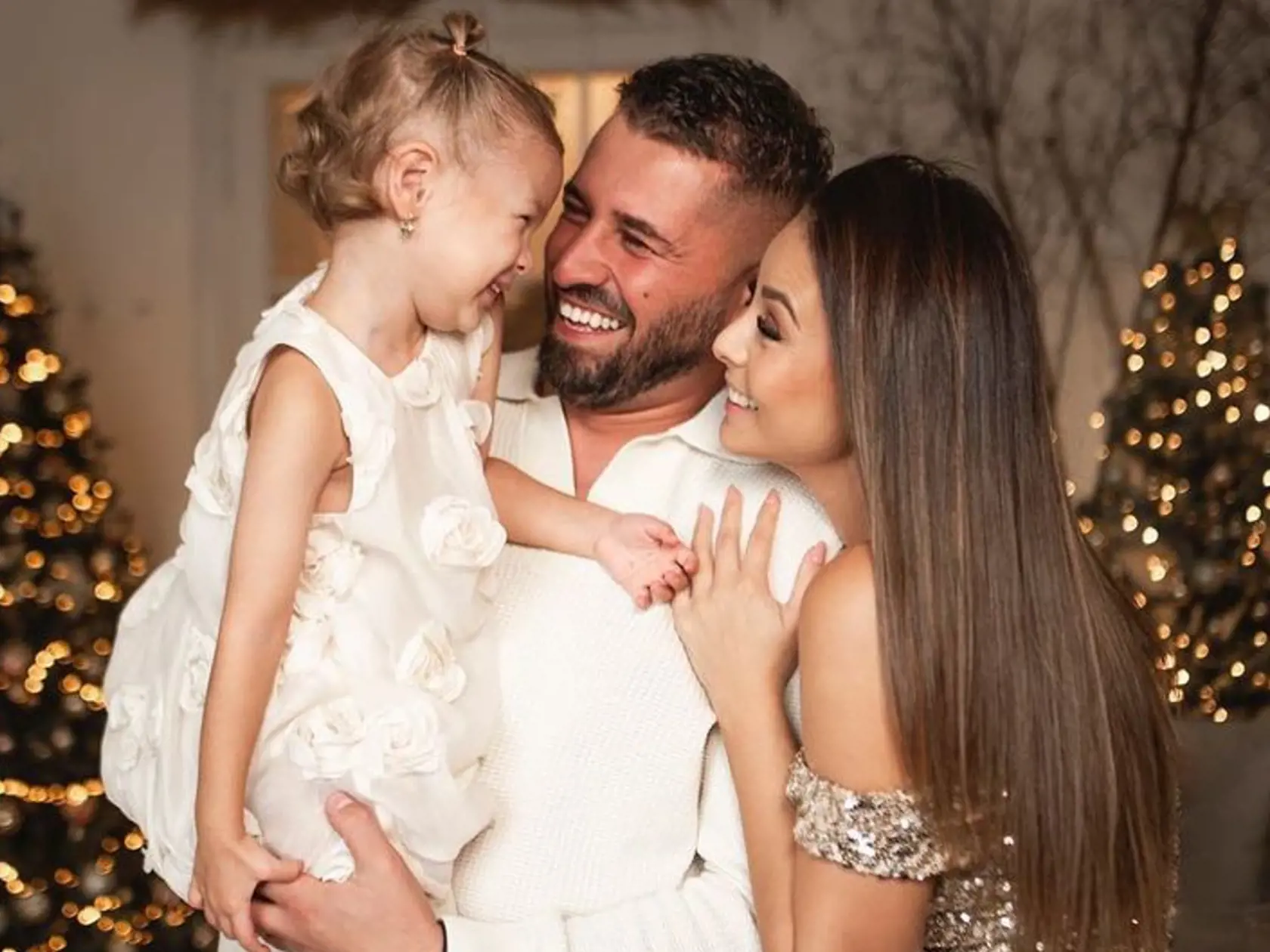 Rodinná vianočná fotka Moniky s Leom a Rumiou. anúšičkám sa veľmi páči.F