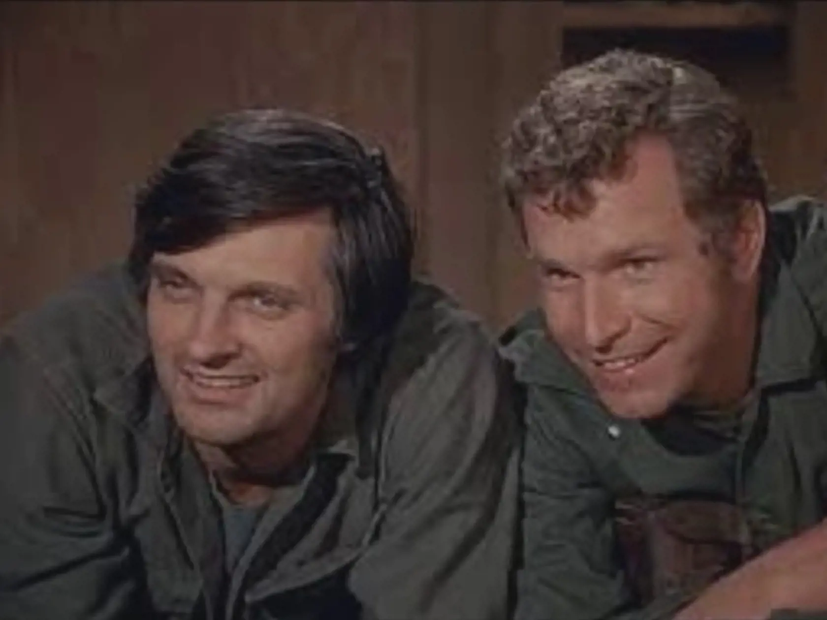 Wayne Rogers (vpravo) a Alan Alda v seriáli MASH.