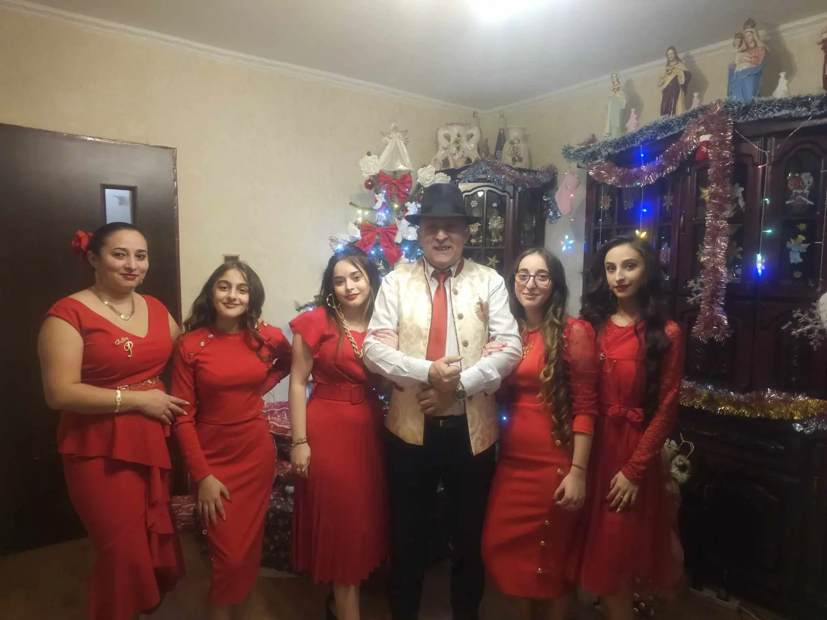 “Niektoré rodiny už po večeri začínajú aj piť, oslava vianočných sviatkov tak začína po štedrej večeri. Rómovia sa bavia, popíjajú, spievajú si, spomínajú na blízkych. Na druhý deň ráno sa navštevujeme po rodinách, aby sme si navzájom zavinšovali,” hovorí.