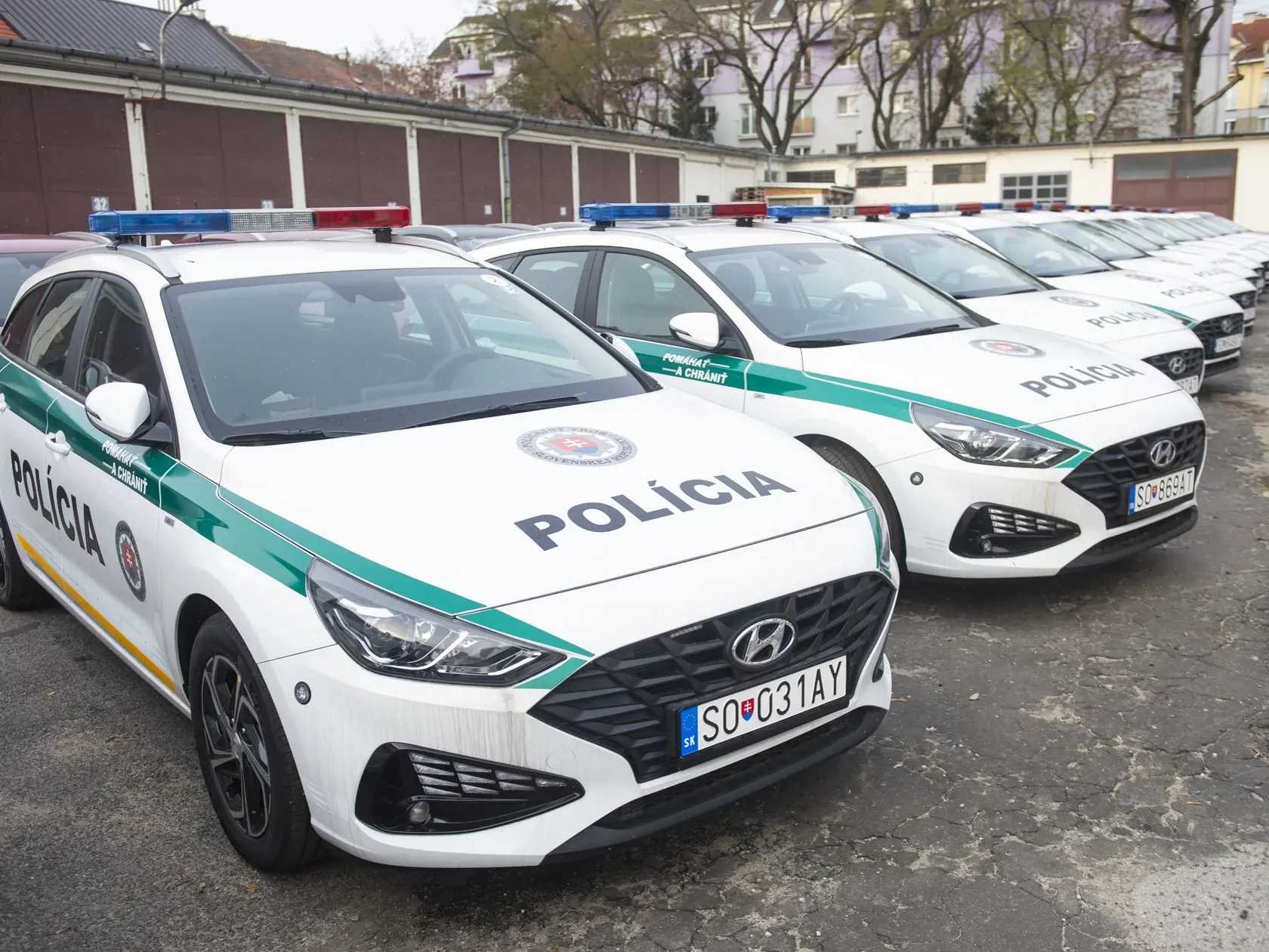 Na snímke 27 nových automobilov, ktoré odovzdal minister vnútra SR Roman Mikulec (OĽaNO) Úradu hraničnej a cudzineckej polície 12. decembra 2022 v Bratislave.