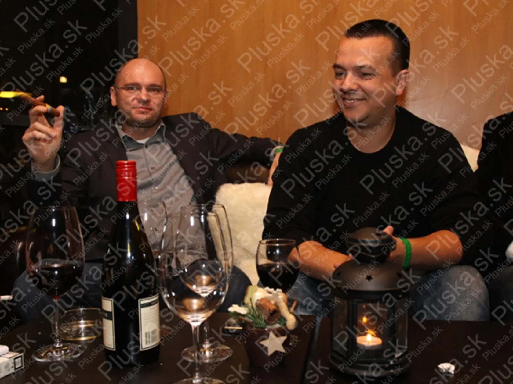 Richard
Sulík (vľavo) si aspoň na záver
roka na chvíľu vydýchol. Vpravo Juraj Miškov.