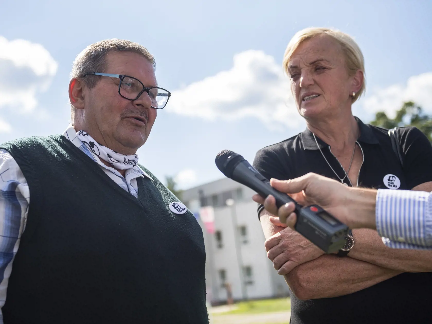 Na snímke Jozef Kuciak, otec zavraždeného Jána Kuciaka a Zlatica Kušnírová, matka zavraždenej Martiny Kušnírovej po rozsudku v kauze vraždy novinára Jána Kuciaka a jeho snúbenice Martiny Kušnírovej na Špecializovanom trestnom súde (ŠTS) v Pezinku 3. septembra 2020. Senát ŠTS vo štvrtok oslobodil spod obžaloby v kauze vraždy novinára Jána Kuciaka a jeho snúbenice Martiny Kušnírovej obžalovaných Mariana K. a Alenu Zs. Obžalovaného Tomáša Sz. súd uznal vinným a vymeral mu trest 25 rokov odňatia slo