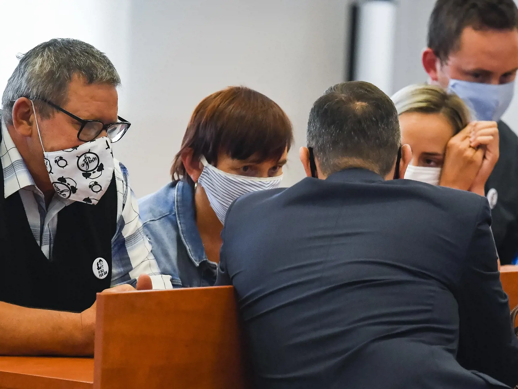 Na snímke zľava Jozef Kuciak a Jana Kuciaková, rodičia zavraždeného Jána Kuciaka a súrodenci zavraždeného Jána Kuciaka Mária Kuciaková a Jozef Kuciak sa rozprávajú s Danielom Lipšicom, právnym zástupcom poškodených Kuciakovcov, pred pojednávaním v kauze vraždy novinára Jána Kuciaka a jeho snúbenice Martiny Kušnírovej na Špecializovanom trestnom súde v Pezinku 3. septembra 2020. FOTO TASR - Jaroslav Novák