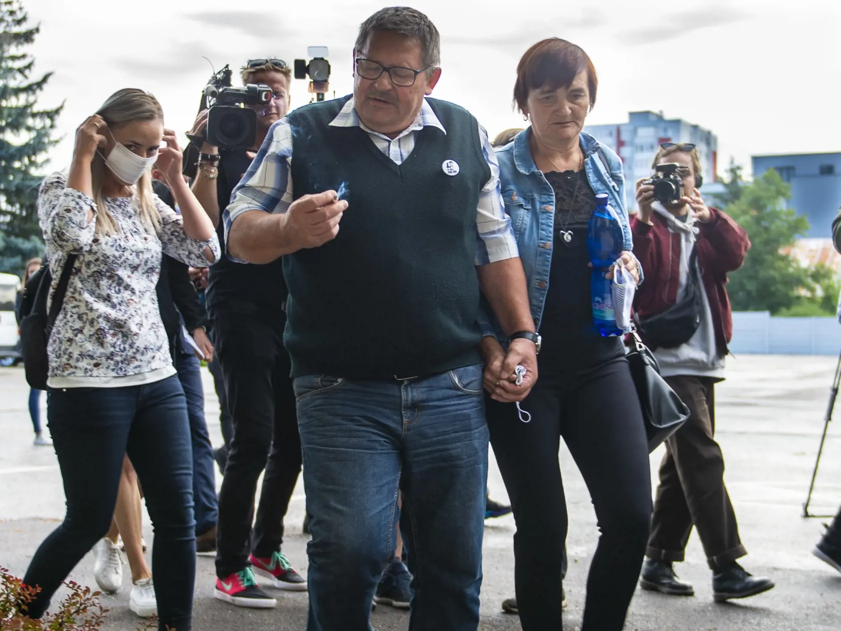 Na snímke Jozef Kuciak a Jana Kuciaková, rodičia zavraždeného Jána Kuciaka, prichádzajú na súdne pojednávanie v kauze vraždy novinára Jána Kuciaka a jeho snúbenice Martiny Kušnírovej na Špecializovanom trestnom súde 3. septembra 2020 v Pezinku. FOTO TASR - Jakub Kotian

