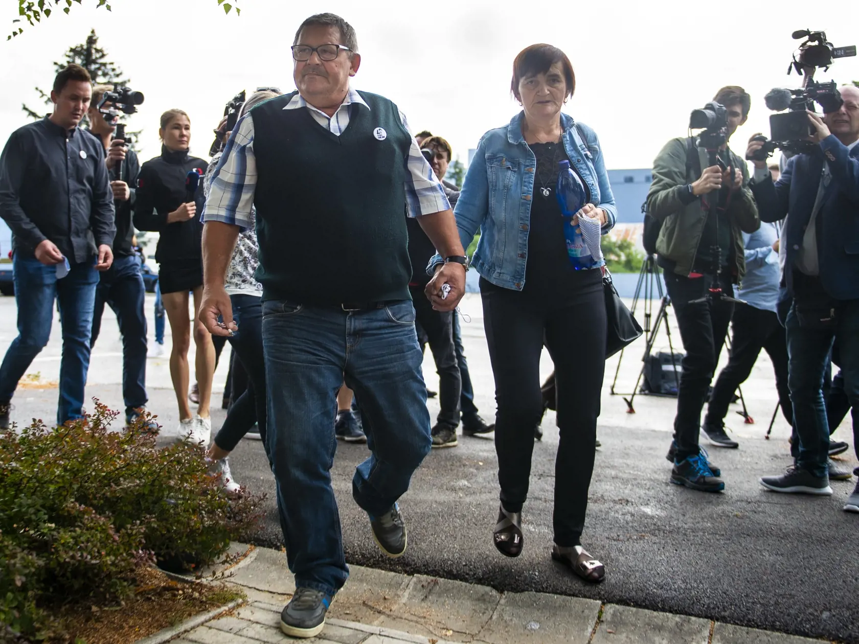 Na snímke Jozef Kuciak a Jana Kuciaková, rodičia zavraždeného Jána Kuciaka, prichádzajú na súdne pojednávanie v kauze vraždy novinára Jána Kuciaka a jeho snúbenice Martiny Kušnírovej na Špecializovanom trestnom súde 3. septembra 2020 v Pezinku. FOTO TASR - Jakub Kotian
