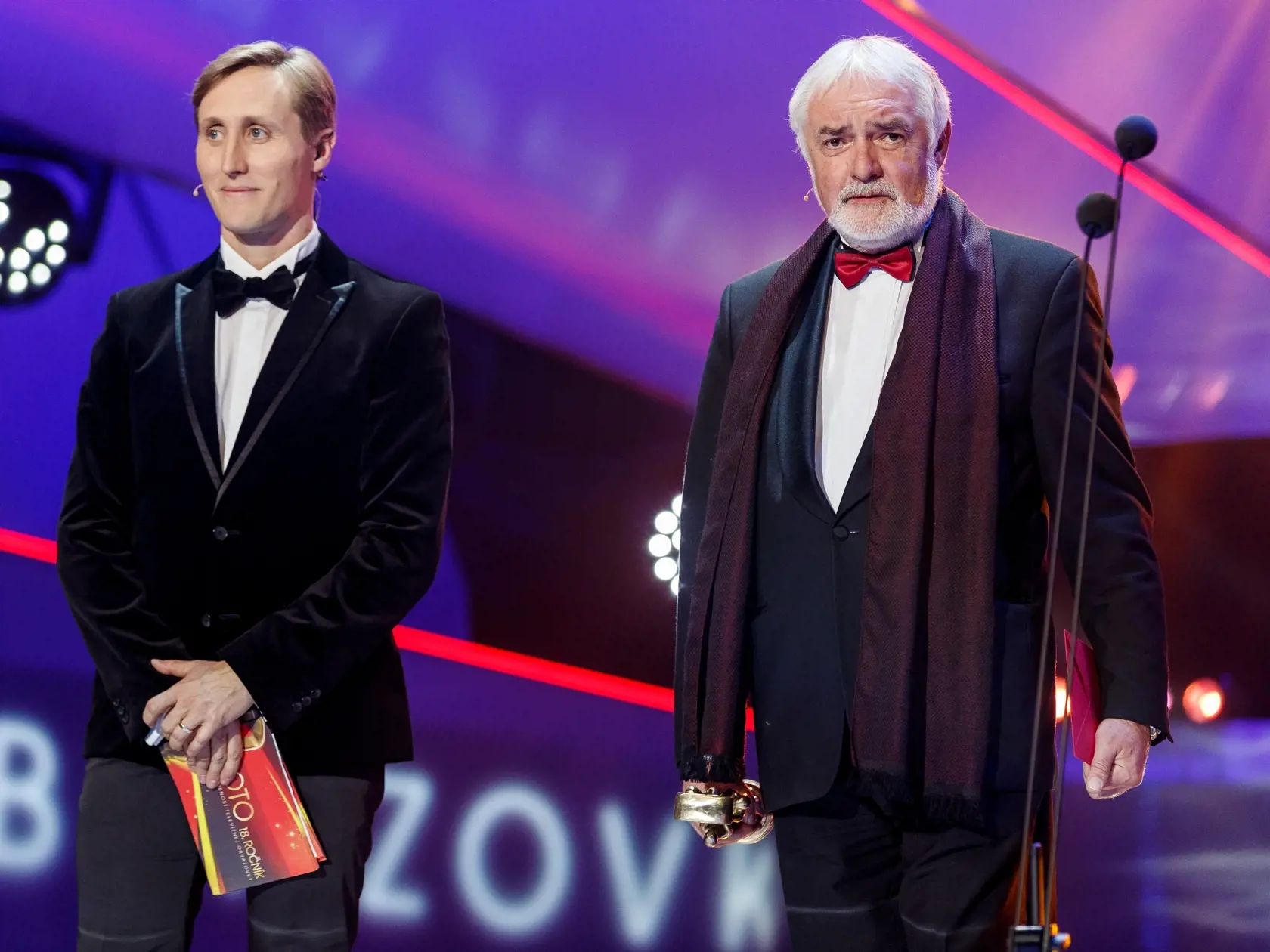 Na snímke moderátor Matej Sajfa Cifra a Marián Chudovský počas slávnostného vyhlasovania ankety Osobnosť televíznej obrazovky 2018 v budove Slovenského národného divadla.