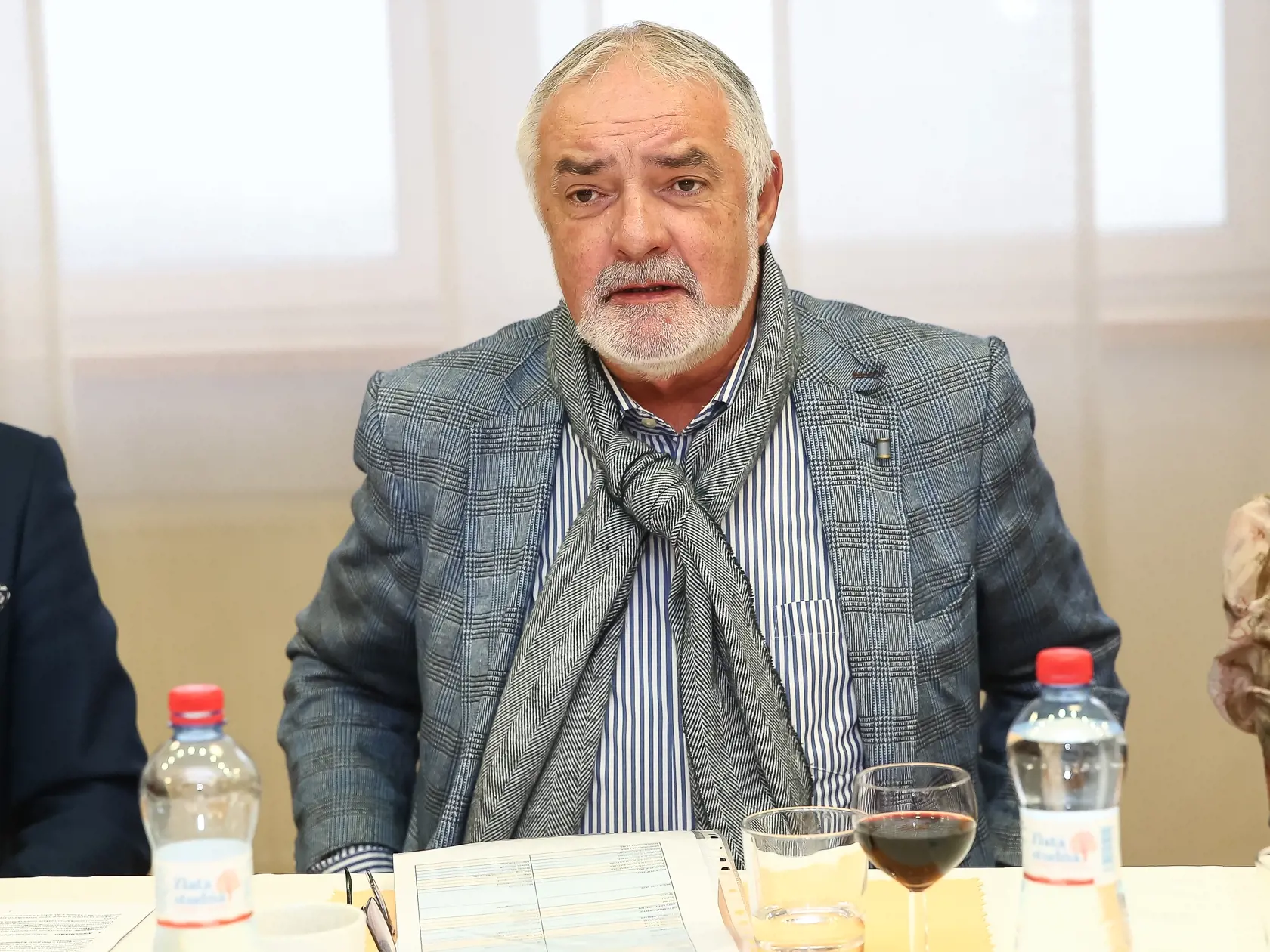 Hlasovanie za laureátov ocenení v rôznych kategóriách v Krištáľovom krídle za rok 2017. Na snímke Marián Chudovský.  