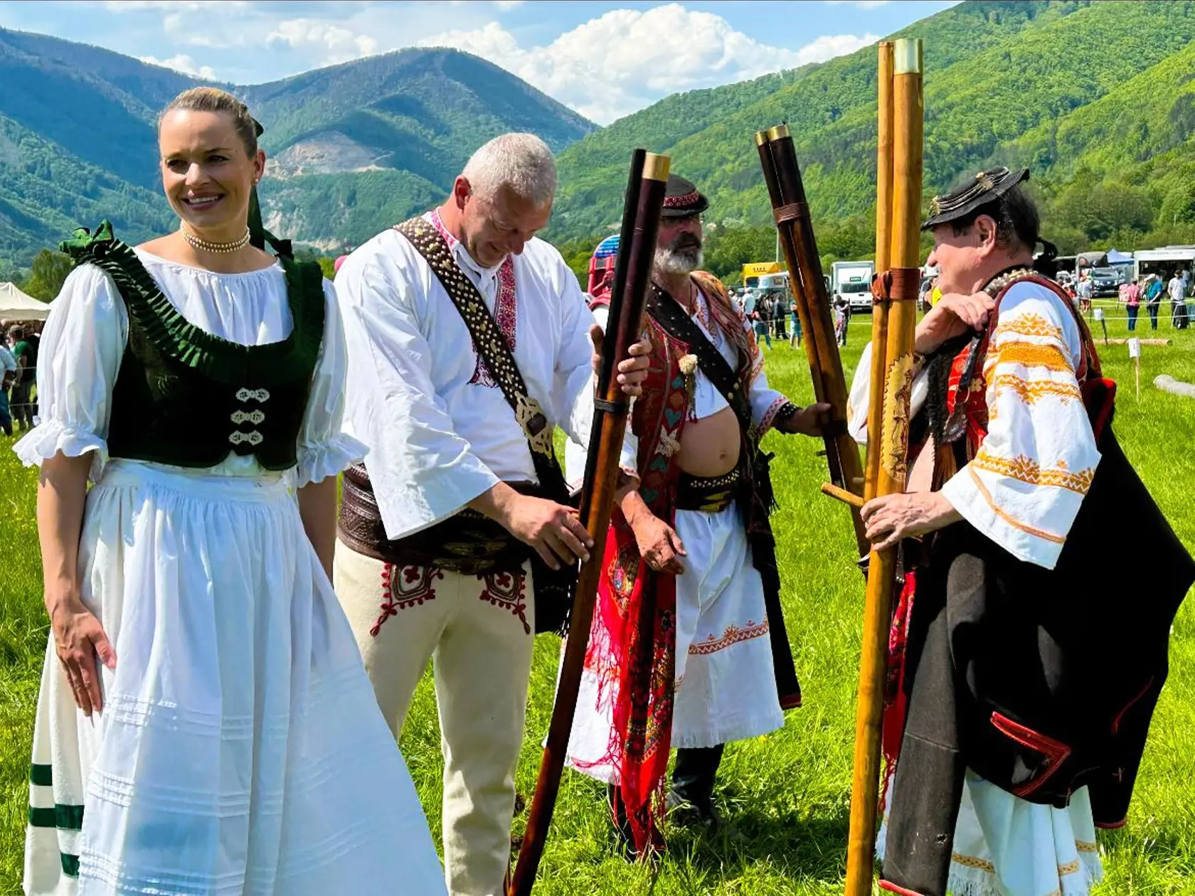 Exposlankyňa prezradila, takýto kroj má na sebe prvýkát. „Je to turčiansky kroj. Bola som v šatnici Matici Slovenskej v Martine a garderobierka Soňa mi vybrala tento nádherný kroj. Mám aj čižmy a stužku vo vlasoch,“ rozprávala nadšene Tabák, ktorá mala kroj doplnený aj o náhrdelník z bielych korálok. Zároveň exposlankyňa prekvapila aj tým, že ju na furmanského podujatie viezol známy poslanec.