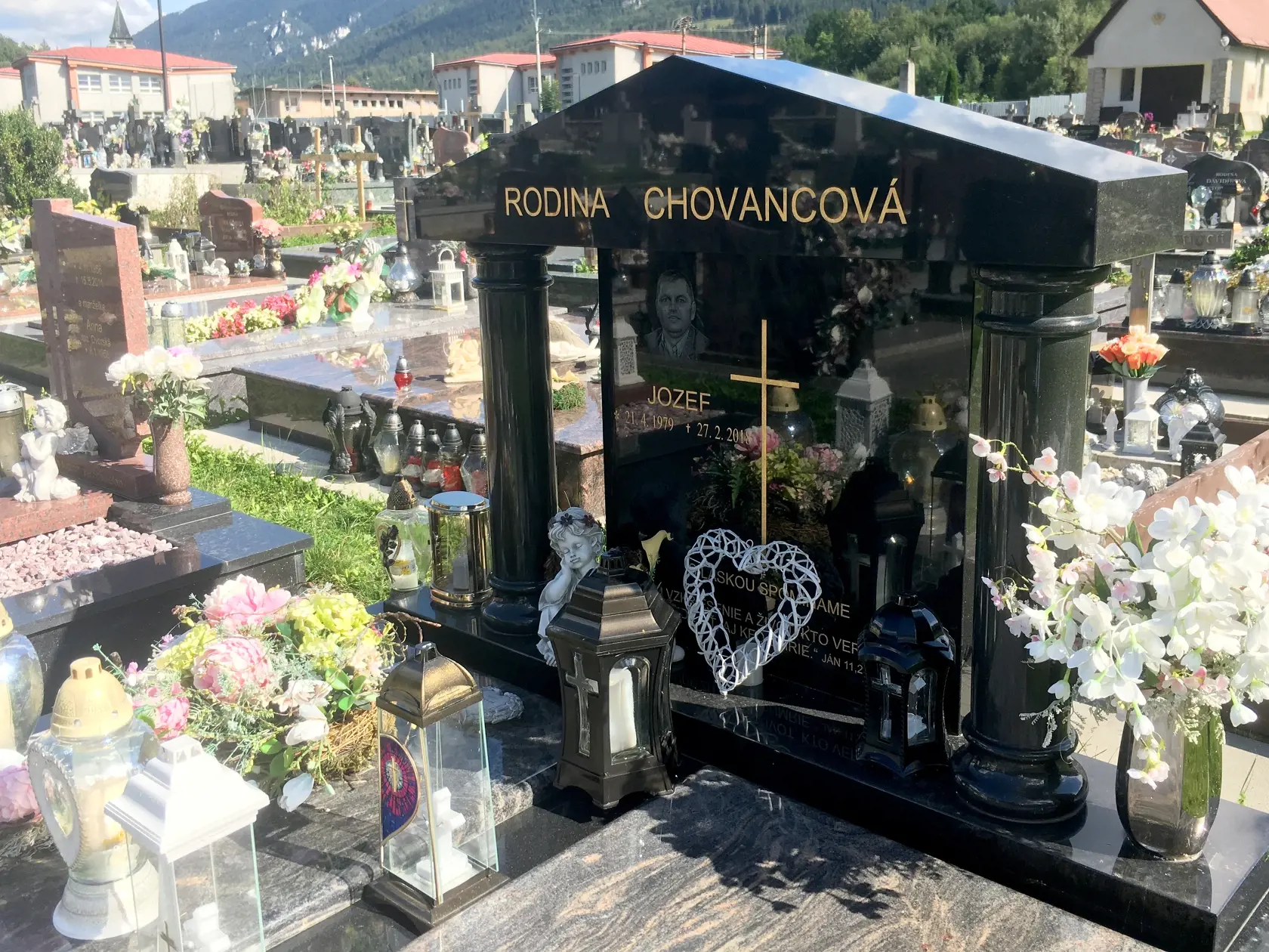 Jozef Chovanec zomrel po prevoze do nemocnice po tom, ako sa stal obeťou neprimeraného zásahu a tiež neetického správania členov letiskovej polície v cele predbežného zadržania na letisku v Charleroi vo februári 2018.