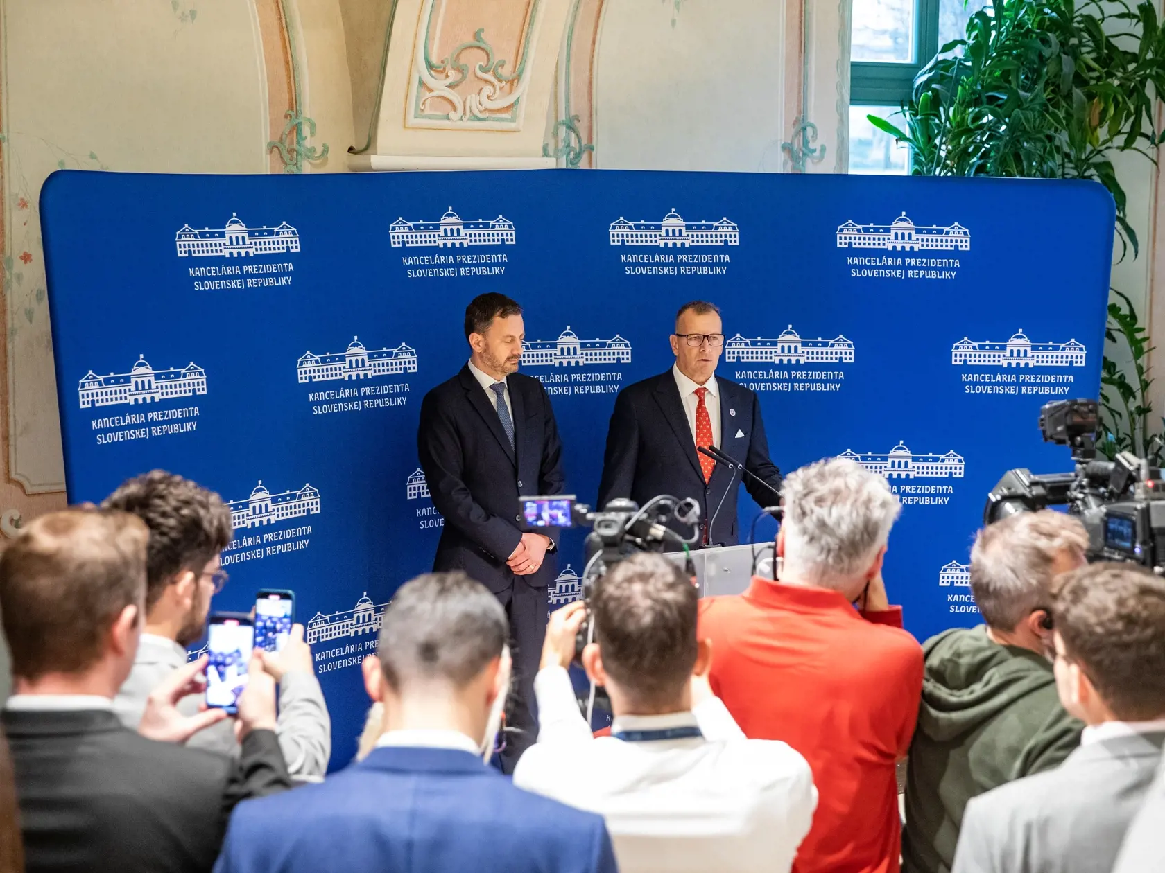 Prakticky okamžite po vyslovení nedôvery vláde putoval Eduard Heger s Borisom Kollárom k prezidentke Zuzane Čaputovej.