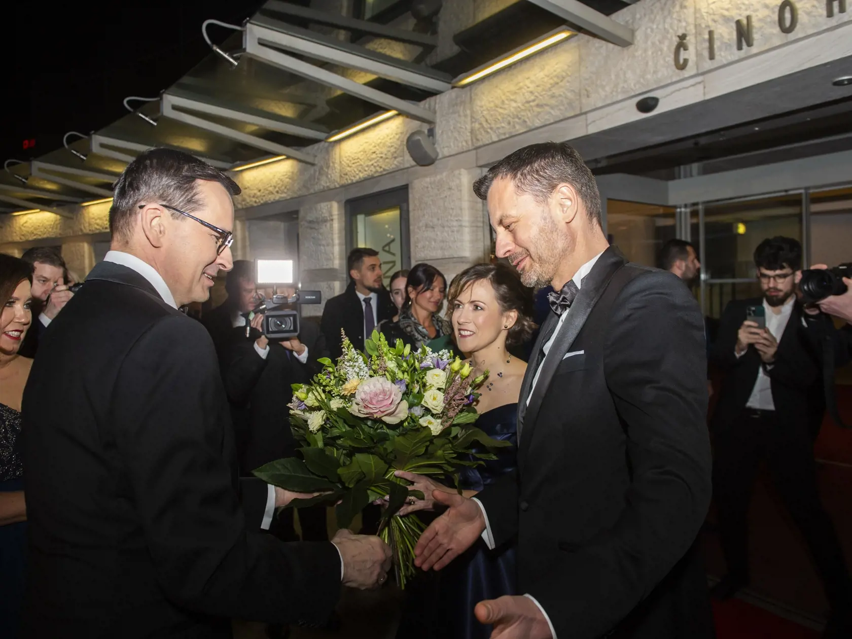 Na snímke sprava dočasne poverený premiér SR Eduard Heger (OĽANO) a poľský premiér Mateusz Morawiecki sa vítajú počas príchodu na slávnostný galavečer pri príležitosti 30. výročia vzniku Slovenskej republiky v budove Slovenského národného divadla (SND) 7. januára 2023 v Bratislave. FOTO TASR - Jakub Kotian