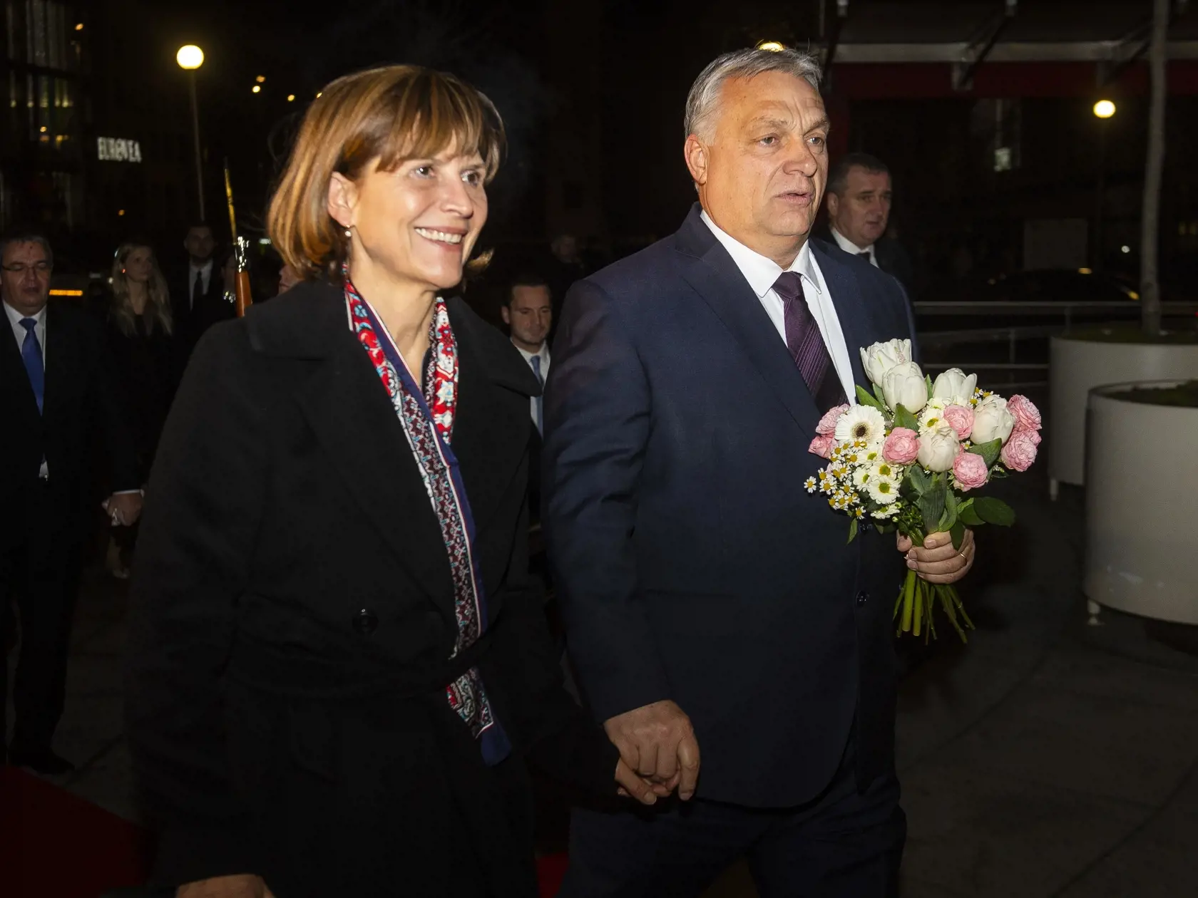 Na snímke sprava maďarský premiér Viktor Orbán s manželkou Anikó Levaiovou prichádzajú na slávnostný galavečer pri príležitosti 30. výročia vzniku Slovenskej republiky v budove Slovenského národného divadla (SND) 7. januára 2023 v Bratislave. FOTO TASR - Jakub Kotian
