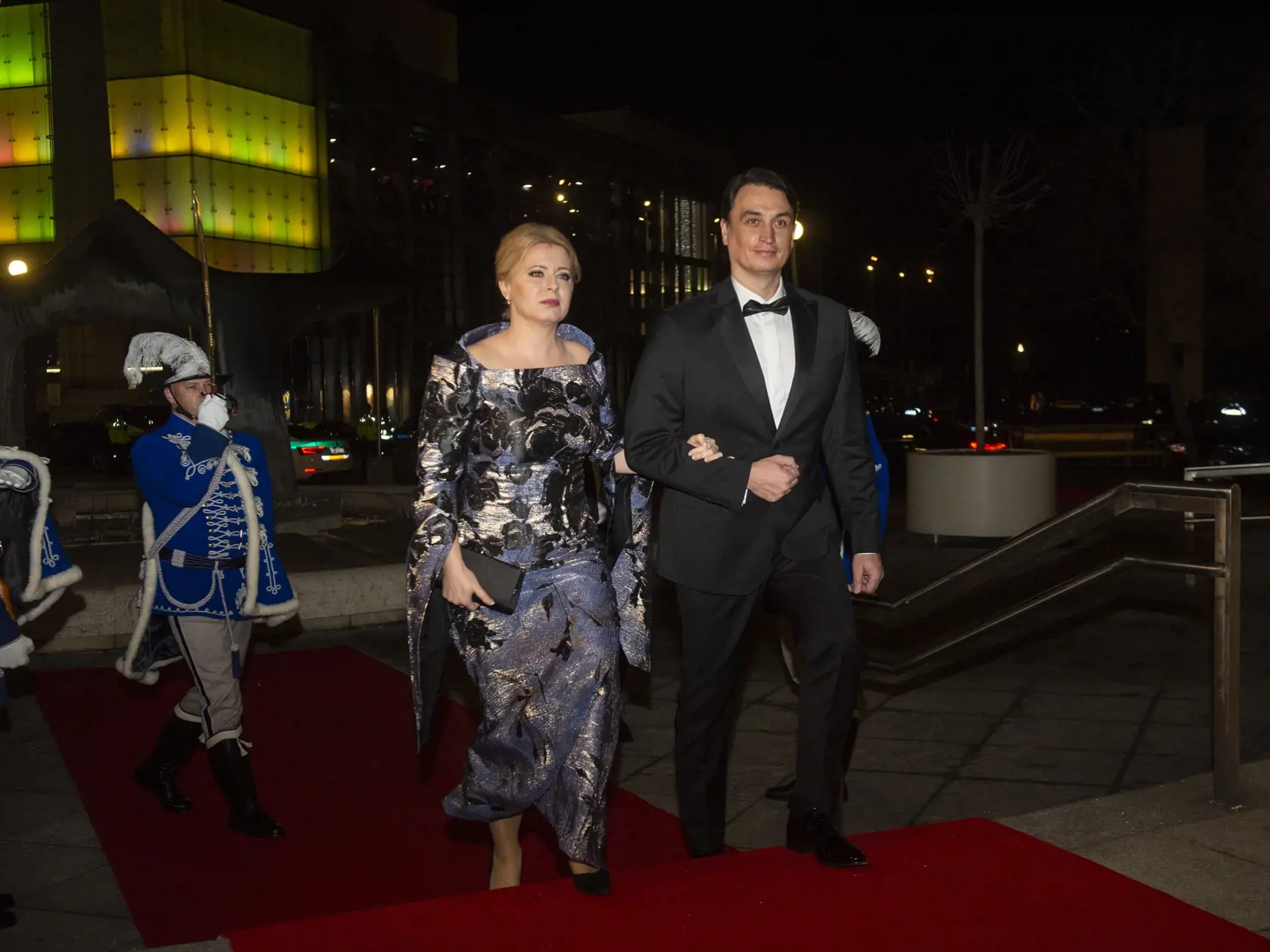 Na snímke zľava prezidentka SR Zuzana Čaputová spolu s priateľom Jurajom Rizmanom prichádzajú na slávnostný galavečer pri príležitosti 30. výročia vzniku Slovenskej republiky v budove Slovenského národného divadla (SND) 7. januára 2023 v Bratislave. FOTO TASR - Jakub Kotian