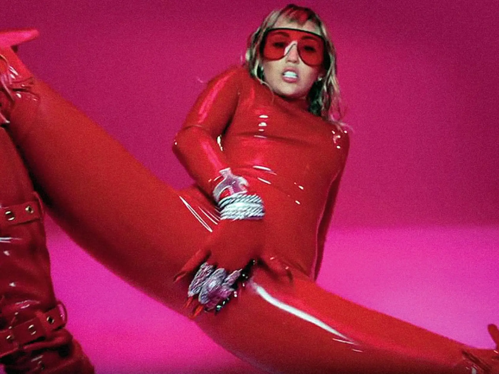Miley aj vo svojich klipoch rada provokuje.