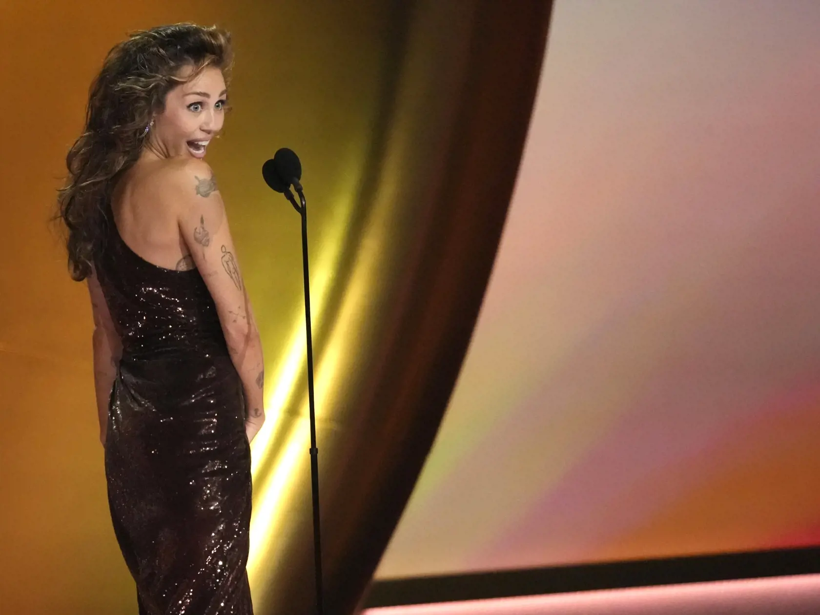 JB 14 Los Angeles - Speváčka Miley Cyrusová so skladbou Flowers si odniesla ocenenie za najlepší sólový popový výkon na slávnostnom odovzdávaní hudobných cien Grammy v Los Angeles 4. februára 2024. FOTO TASR/AP 

Miley Cyrus accepts the award for record of the year for "Flowers" during the 66th annual Grammy Awards on Sunday, Feb. 4, 2024, in Los Angeles. (AP Photo/Chris Pizzello)
