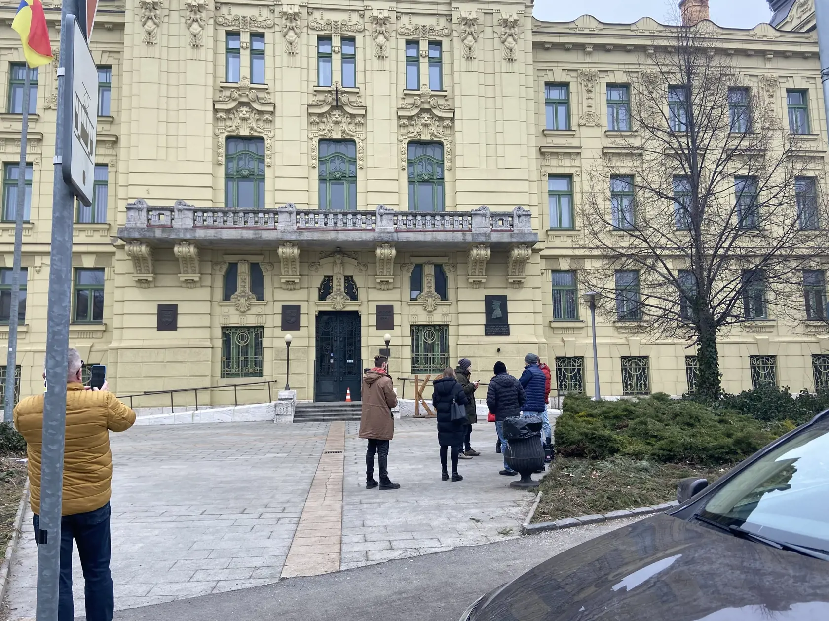 Novinári márne čakali na stanovisko úradu. Hovorca sa k tomu nemal.