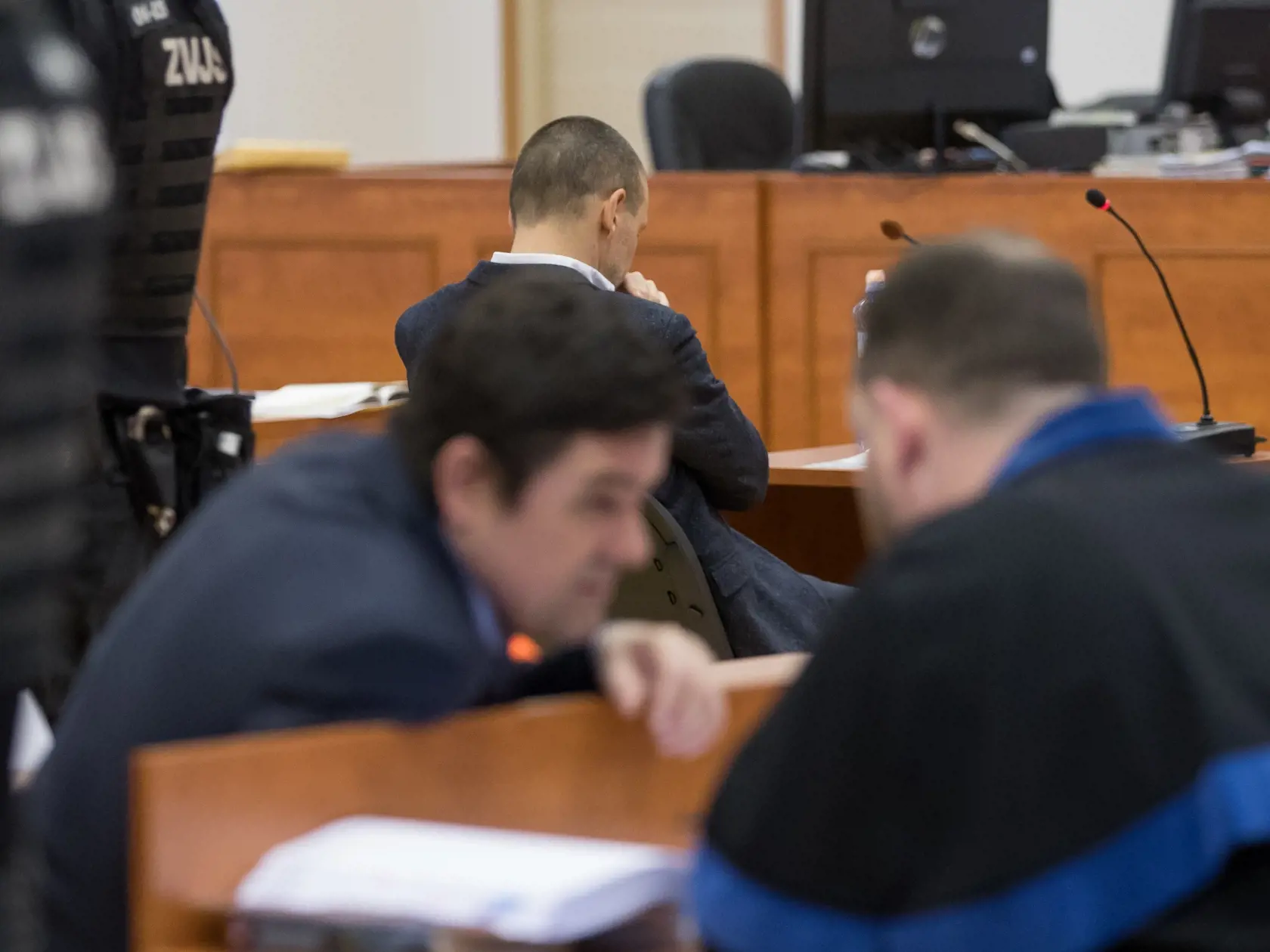 Tretie pojednávanie na Špecializovanom trestnom súde v Pezinku vo veci vraždy investigatívneho novinára Jána Kuciaka a jeho snúbenice Martiny Kušnírovej. Na snímke je svedok Peter Tóth po prerušení výpovede. V popredí je Marián Kočner v rozhovore so svojim obhájcom Markom Parom.