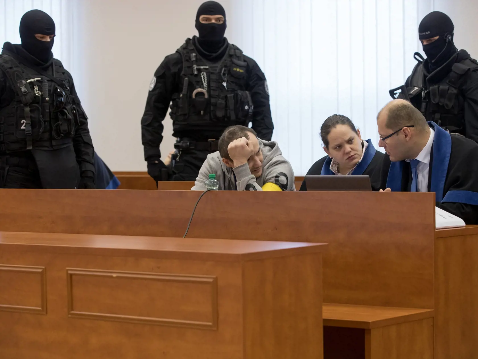 Piate pojednávanie na Špecializovanom trestnom súde v Pezinku vo veci vraždy investigatívneho novinára Jána Kuciaka a jeho snúbenice Martiny Kušnírovej. Na snímke v strede je obžalovaný Tomáš Szabó počas rozhovoru so svojim právnym zástupcoom.