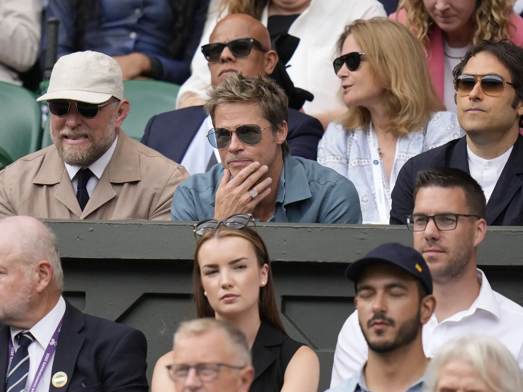 JB 45 Londýn - Herec Brad Pitt sedí v hľadisku na centrálnom kurte počas zápasu medzi srbským tenistom Novakom Djokovičom a Španielom Carlosom Alcarazom vo finále mužskej dvojhry na grandslamovom tenisovom turnaji Wimbledon v Londýne 16. júla 2023. FOTO TASR/AP

Actor Brad Pitt, center, sits in the stands on Centre Court for the final of the men's singles between Spain's Carlos Alcaraz and Serbia's Novak Djokovic on day fourteen of the Wimbledon tennis championships in London, Sunday, July 16, 2