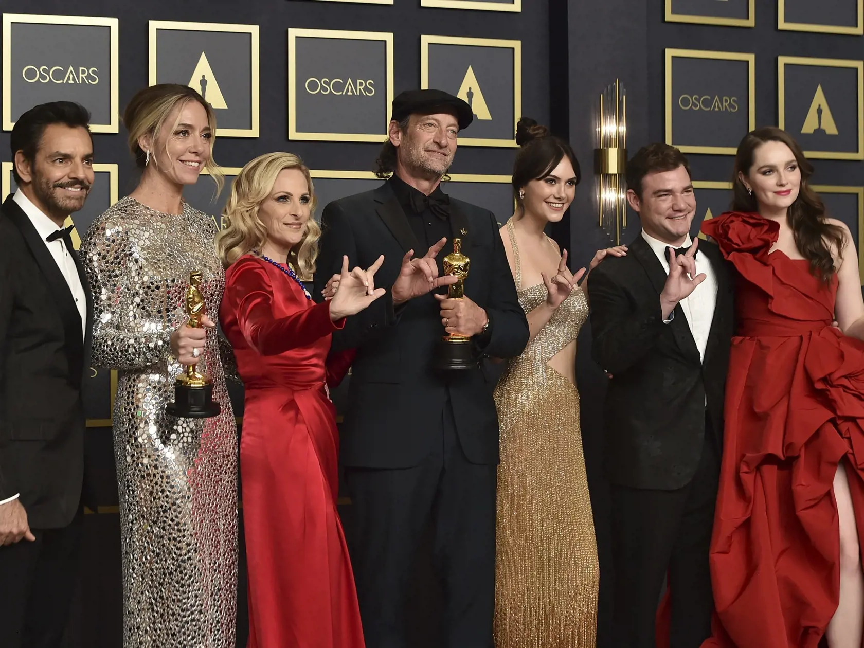 KK15 Los Angeles - Zľava Eugenio Derbez, Sian Hederová, Marlee Matlinová, Troy Kotsur, Emilia Jonesová, Daniel Durant a Amy Forsythová pózujú so soškou Oscara v kategórii najlepší film za snímku CODA na 94. ročníku udeľovania filmových cien Oscar 27. marca 2022 v Los Angeles. FOTO TASR/AP
Eugenio Derbez, from left, Sian Heder, Marlee Matlin, Troy Kotsur, Emilia Jones, Daniel Durant, and Amy Forsyth, winners of the award for best picture for "CODA," pose in the press room while signing "I love yo