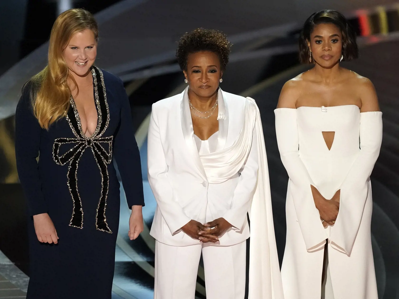 KK22 Los Angeles - Moderátorky večera Amy Schumerová (vľavo), Wanda Sykesová a Regina Hallová na 94. ročníku udeľovania filmových cien Oscar 27. marca 2022 v Los Angeles. FOTO TASR/AP
Hosts Amy Schumer, from left, Wanda Sykes, and Regina Hall appear on stage at the Oscars on Sunday, March 27, 2022, at the Dolby Theatre in Los Angeles. (AP Photo/Chris Pizzello)
