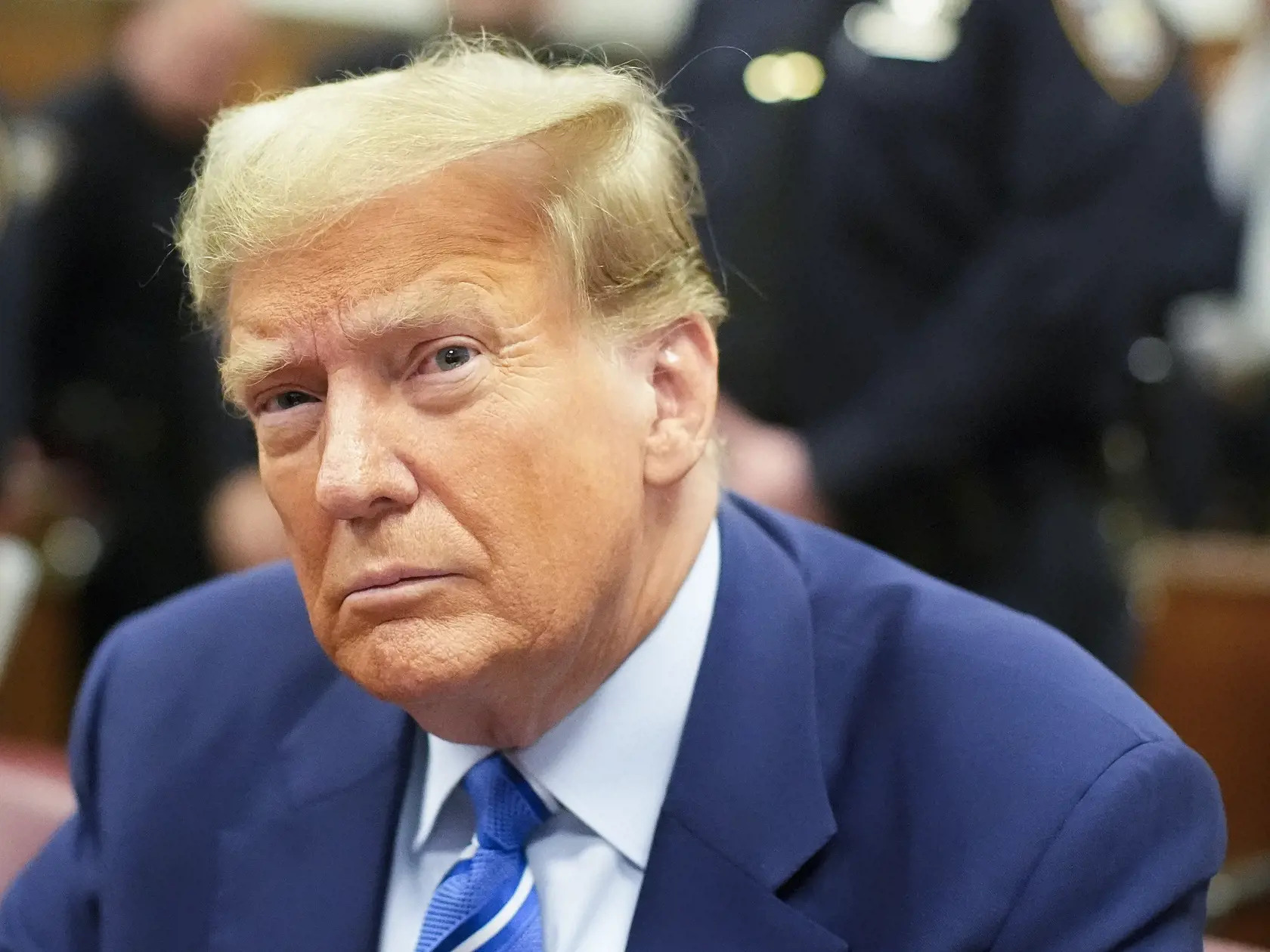 Na snímke bývalý americký prezident Donald Trump čaká na súdne pojednávanie v New Yorku v utorok 16. apríla 2024. Donald Trump sa v utorok vrátil do súdnej siene, kde sudca hľadá porotcov, ktorí rozhodnú, či je bývalý prezident vinný z obvinení z trestného činu, podľa ktorých falšoval obchodné záznamy, aby zakryl sexuálny škandál počas kampane v roku 2016. FOTO TASR/AP