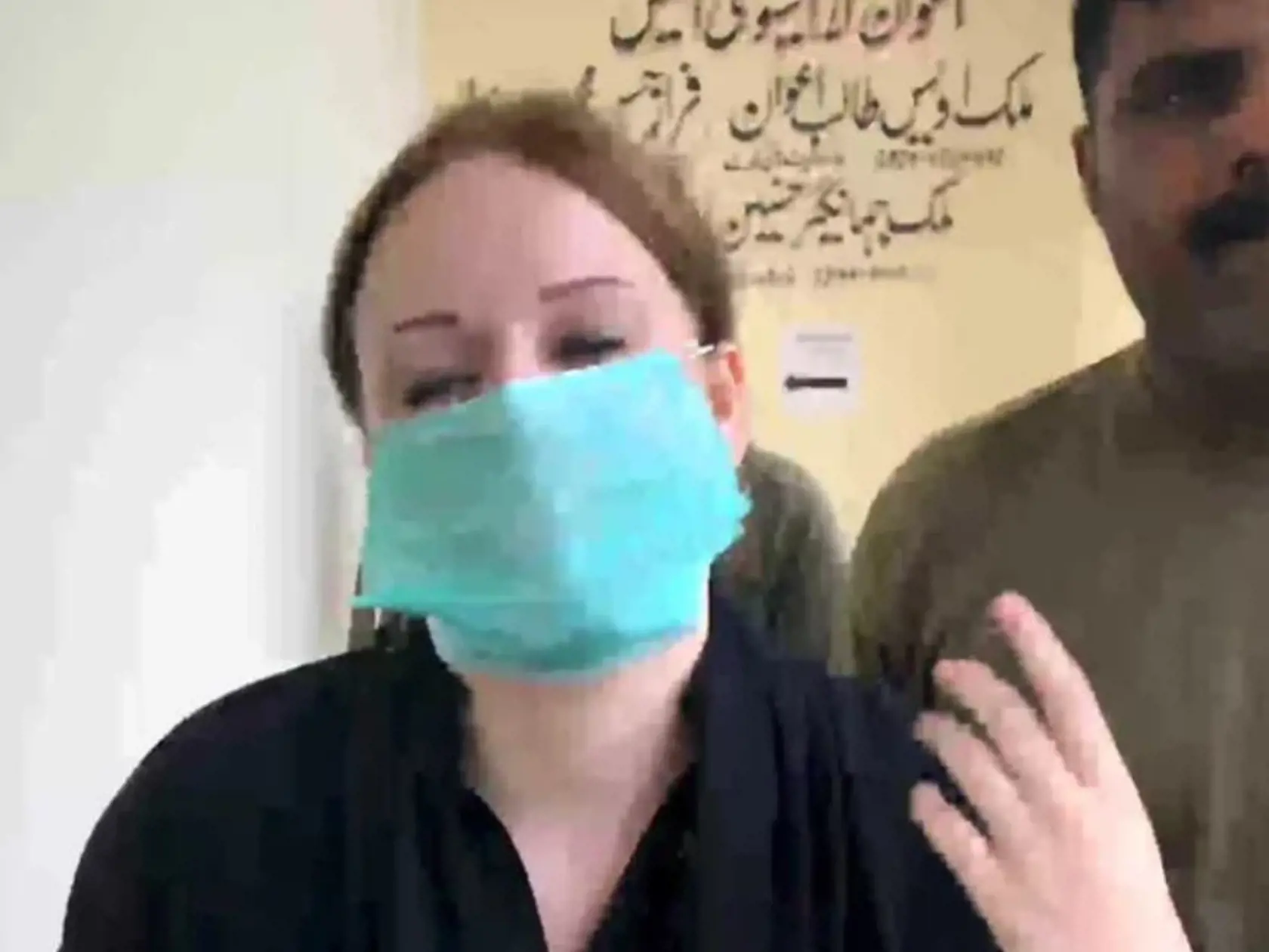 Hlůškovú zadržali v januári 2018 na pakistanskom letisku s takmer deviatimi kilami heroínu. Češka od začiatku tvrdila, že zadržané drogy jej nepatria a niekto jej ich do kufra podstrčil. Hlůšková uviedla, že do Pakistanu vtedy letela za prácou modelky. Súd jej však neuveril odsúdil ju na osem rokov a osem mesiacov väzenia.