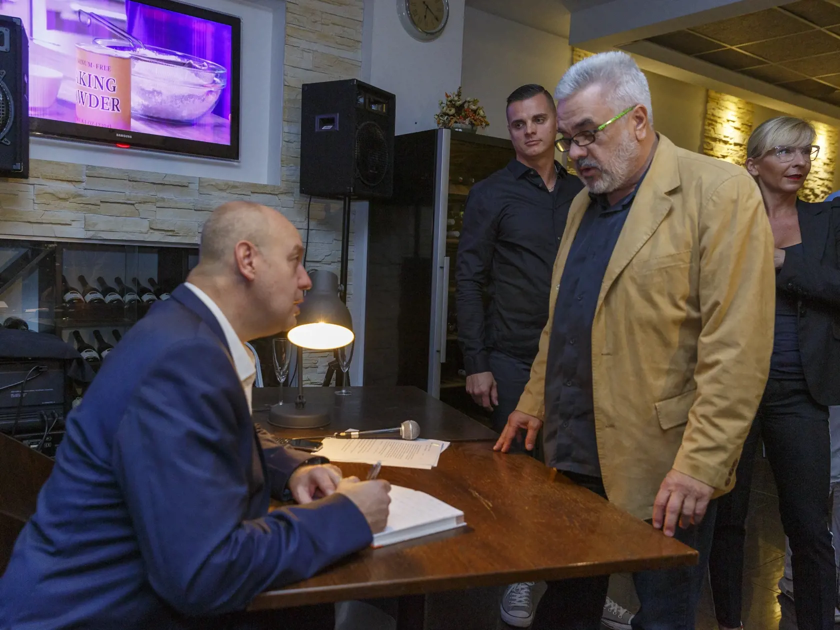 Pavol Rusko krstí knihu ,, Markíza, Politika a Mafia. Na obr. : Pavol Rusko a niekdajší Kočnerov spoločník z firmy Gamatex Štefan Ágh.