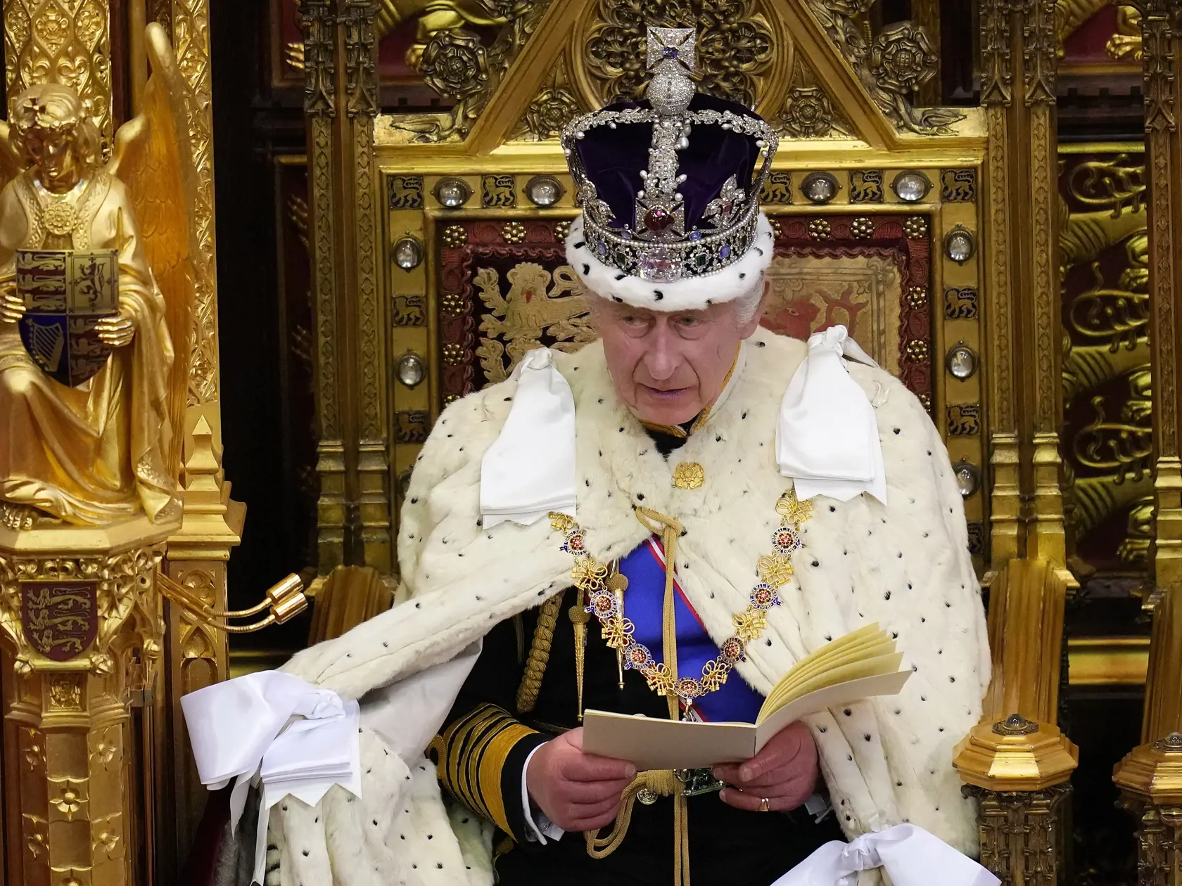 Na snímke britský kráľ Karol III. počas svojho prvého príhovoru v Snemovni lordov - hornej komore parlamentu, ktorým otvoril nové zasadnutie vo Westminsterskom paláci v Londýne v utorok 7. novembra 2023.