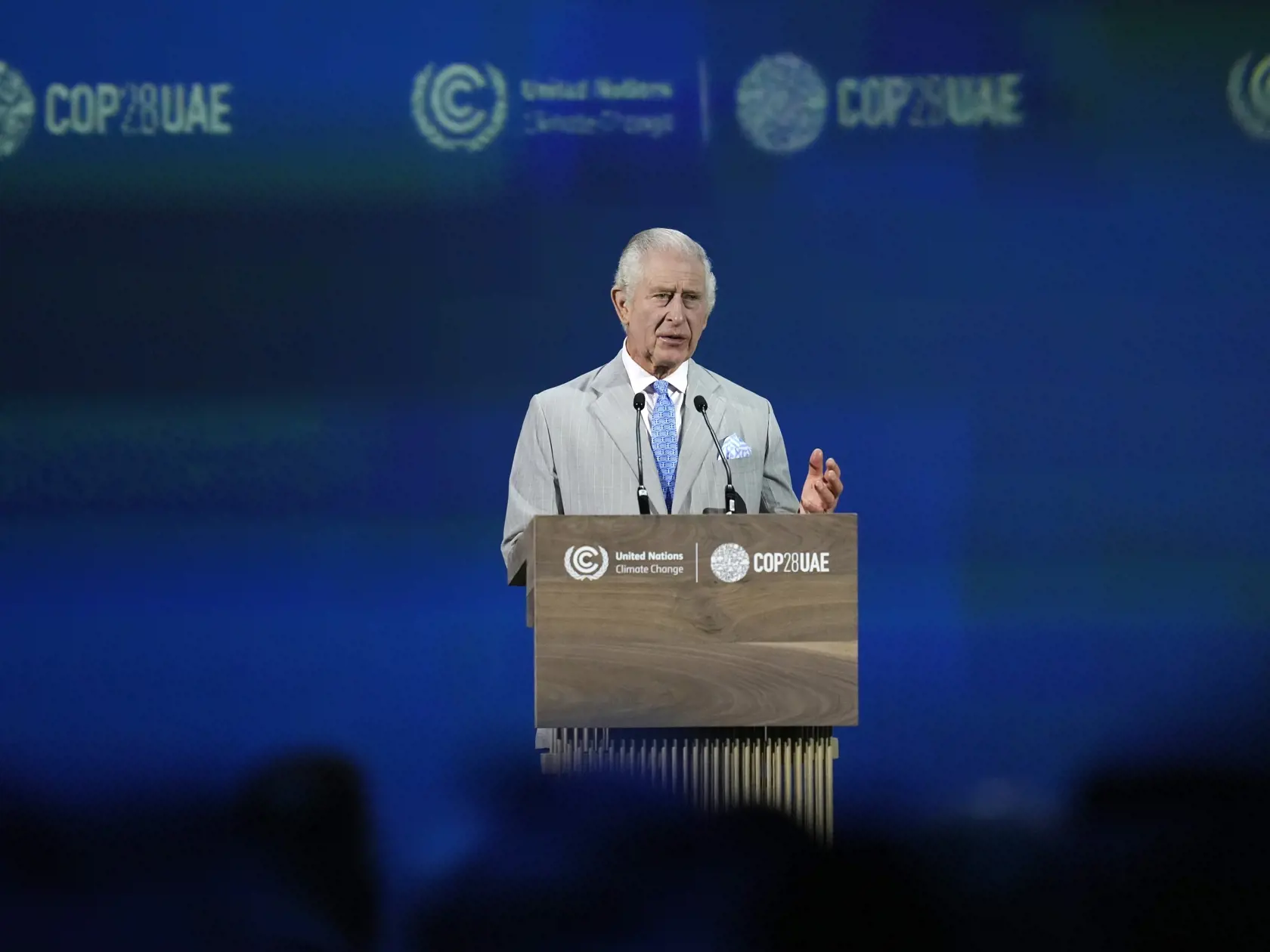Britský kráľ Karol III. vystupuje s prejavom na otvorení  klimatického summitu COP28 v Dubaji v piatok 1. decembra 2023.