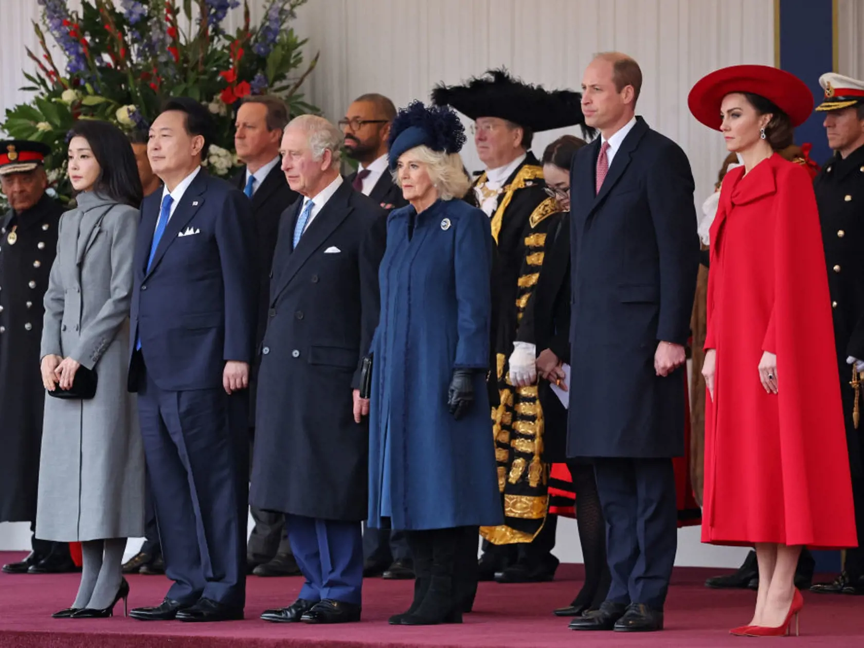 Juhokórejský prezident Jun Sok-jol s manželkou Kim Keon Hee navštívili Britániu. Slávnostne ich privítali kráľ Karol III.  so svojho manželkou kráľovnou Kamilou. Nechýbal ani dedič trónu princ William s manželkou Catherine.
