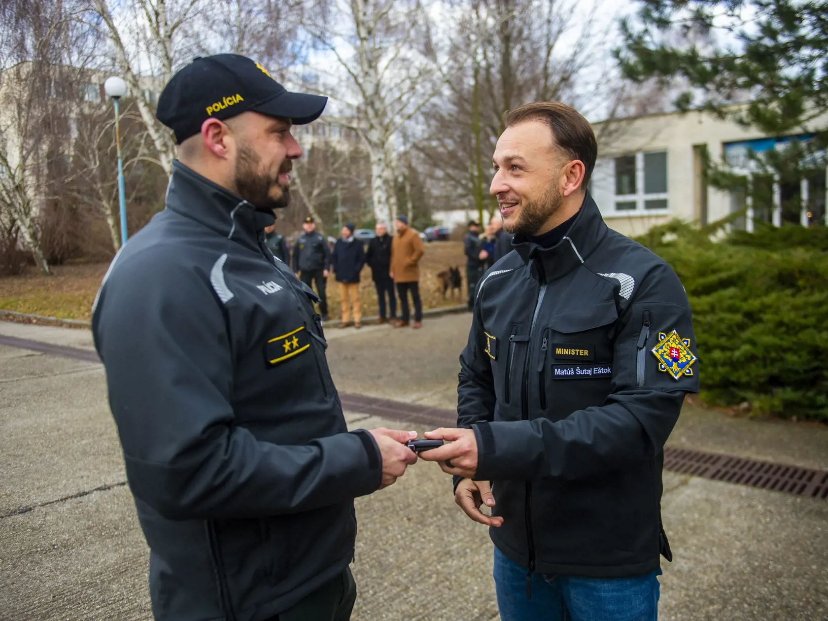 Minister vnútra SR Matúš Šutaj Eštok odovzdal policajným psovodom terénne vozidlá.