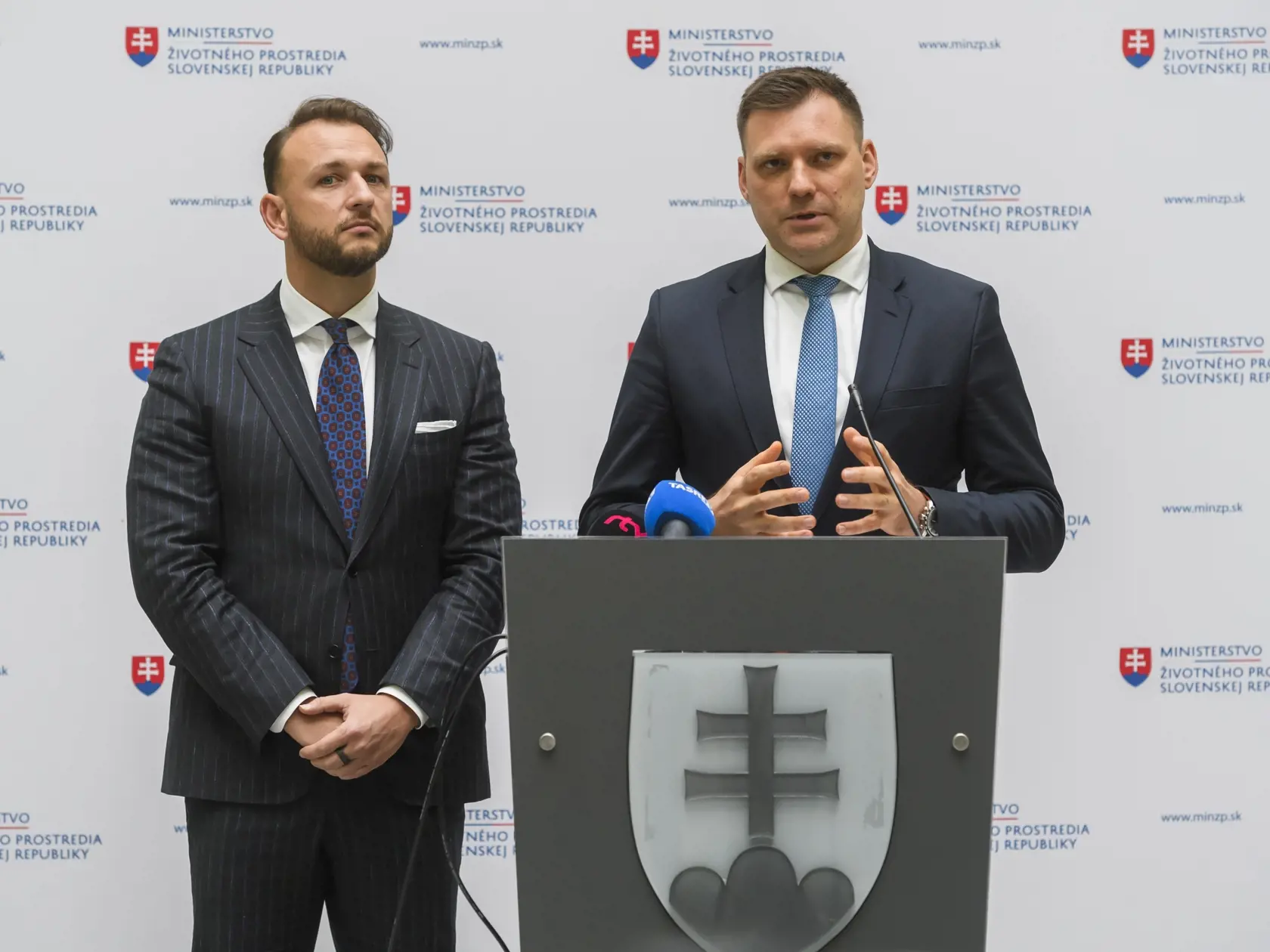 Na snímke zľava minister vnútra SR Matúš Šutaj Eštok (Hlas-SD) a podpredseda vlády a minister životného prostredia SR Tomáš Taraba (nominant SNS) počas tlačovej konferencie k efektívnejšej spolupráci pri odhaľovaní environmentálnej kriminality medzi rezortami vnútra a životného prostredia, v Bratislave 8. januára 2024. FOTO TASR - Jaroslav Novák