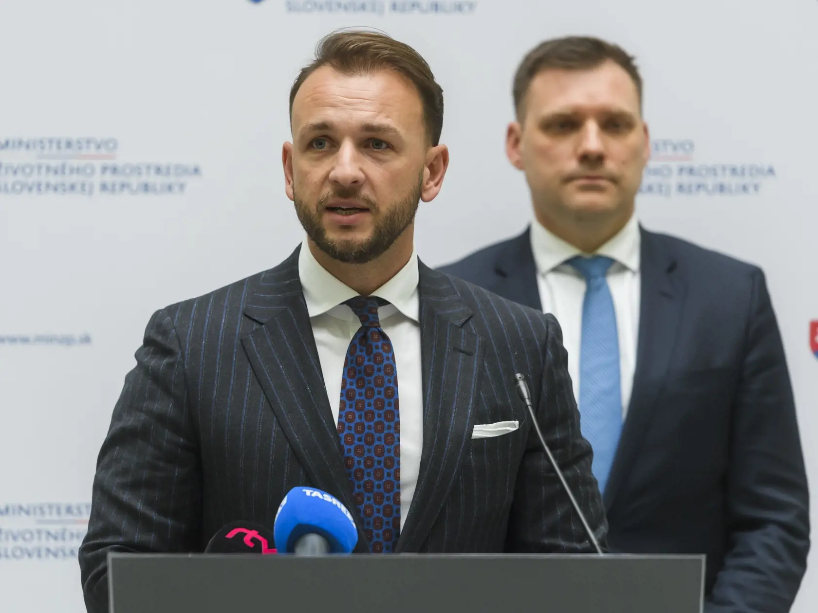 Na snímke zľava minister vnútra SR Matúš Šutaj Eštok (Hlas-SD) a podpredseda vlády a minister životného prostredia SR Tomáš Taraba (nominant SNS) počas tlačovej konferencie k efektívnejšej spolupráci pri odhaľovaní environmentálnej kriminality medzi rezortami vnútra a životného prostredia, v Bratislave 8. januára 2024. FOTO TASR - Jaroslav Novák