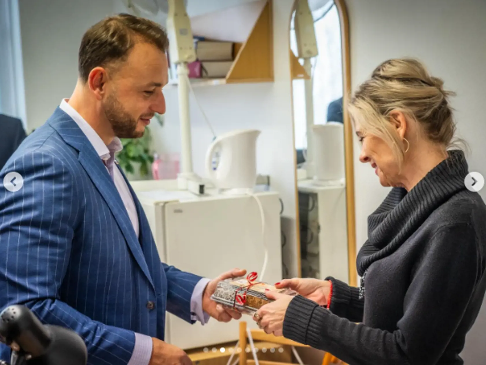 Minister vnútra Matúš Šutaj Eštok (Hlas) sa stretol so zamestnancami svojho rezortu: „Ministerstvo vnútra je takpovediac ministerstvo všetkého a všetkých. Najväčší rezort zamestnáva obrovské množstvo ľudí a mnohí z nich pracujú aj počas sviatkov či víkendov. Bol by som najradšej, keby som sa mohol stretnúť s každým z nich, prehodiť pár slov a popriať Pokojné a Veselé Vianoce. Samozrejme, som realista, no keďže som sa snažil nájsť riešenie, navštívil som aspoň niektorých zamestancov rezortu."