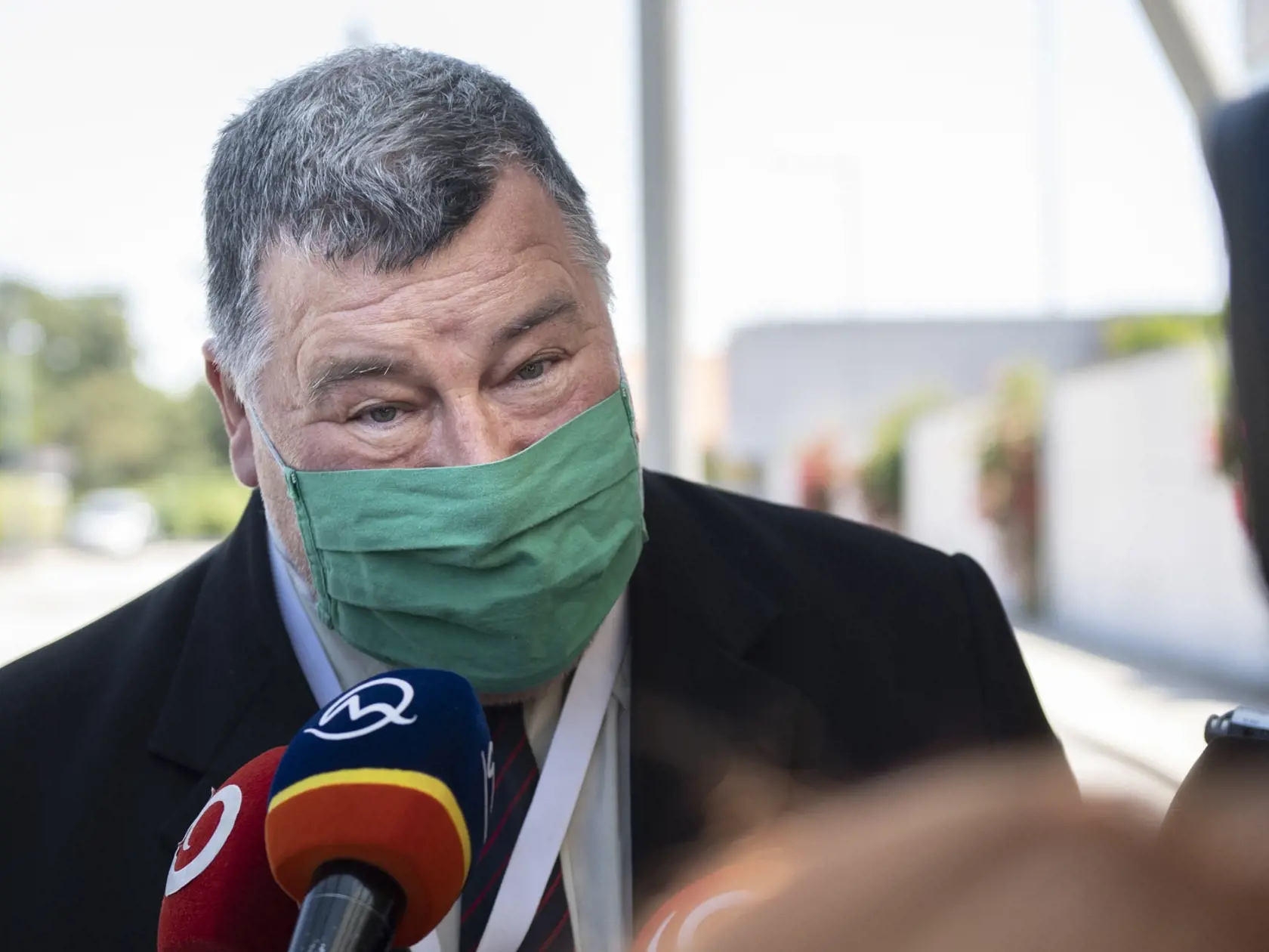 Na snímke epidemiológ Vladimír Krčméry odpovedá na otázky novinárov počas príchodu na zasadnutie Ústredného krízového štábu SR v Bratislave vo štvrtok 17. júna 2021. FOTO TASR - Pavel Neubauer

