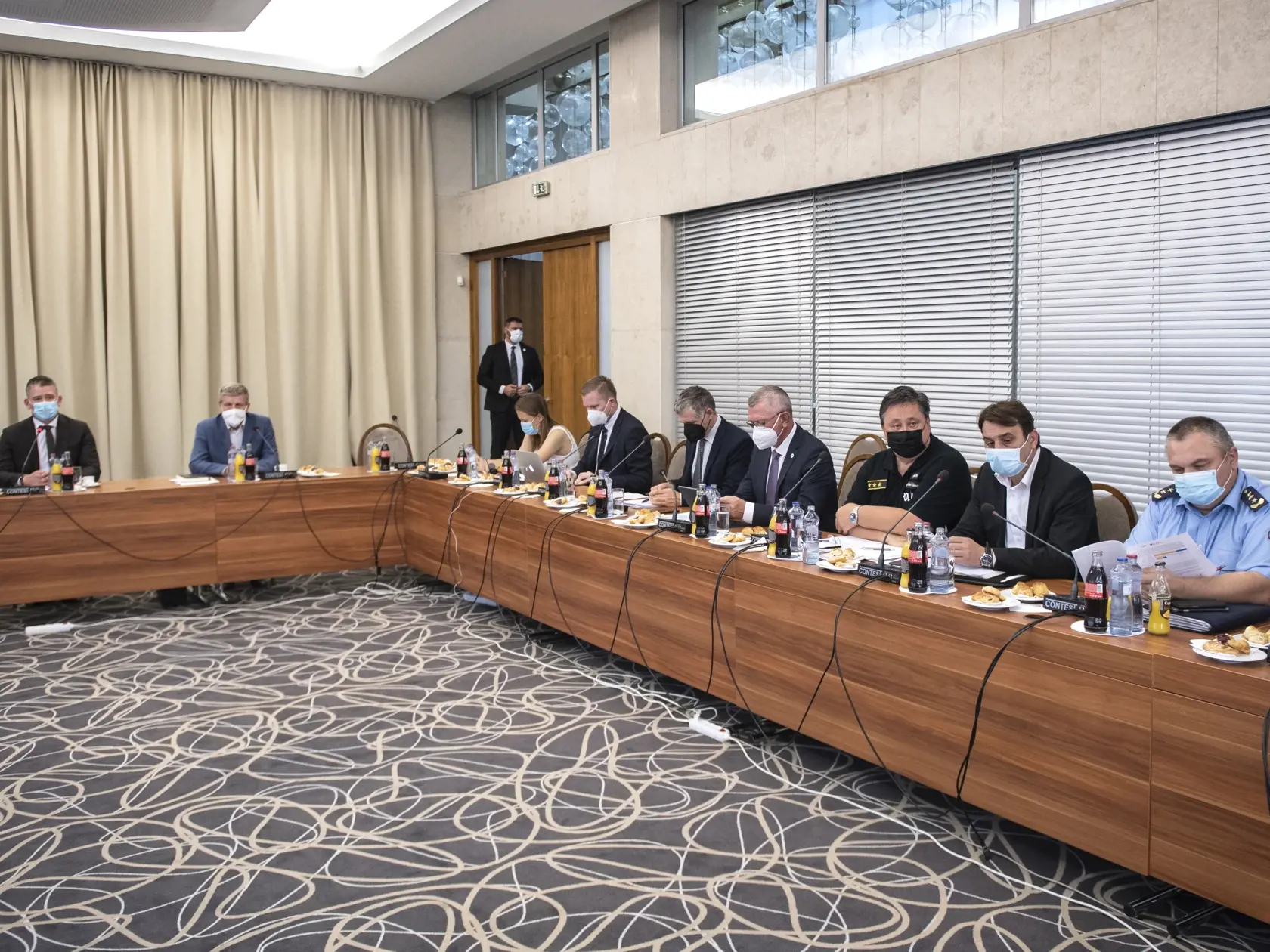 Na snímke zľava minister vnútra Roman Mikulec (OĽaNO) a minister zdravotníctva SR Vladimír Lengvarský (nominant OĽaNO) počas zasadnutia Ústredného krízového štábu SR v Bratislave vo štvrtok 17. júna 2021. FOTO TASR - Pavel Neubauer

