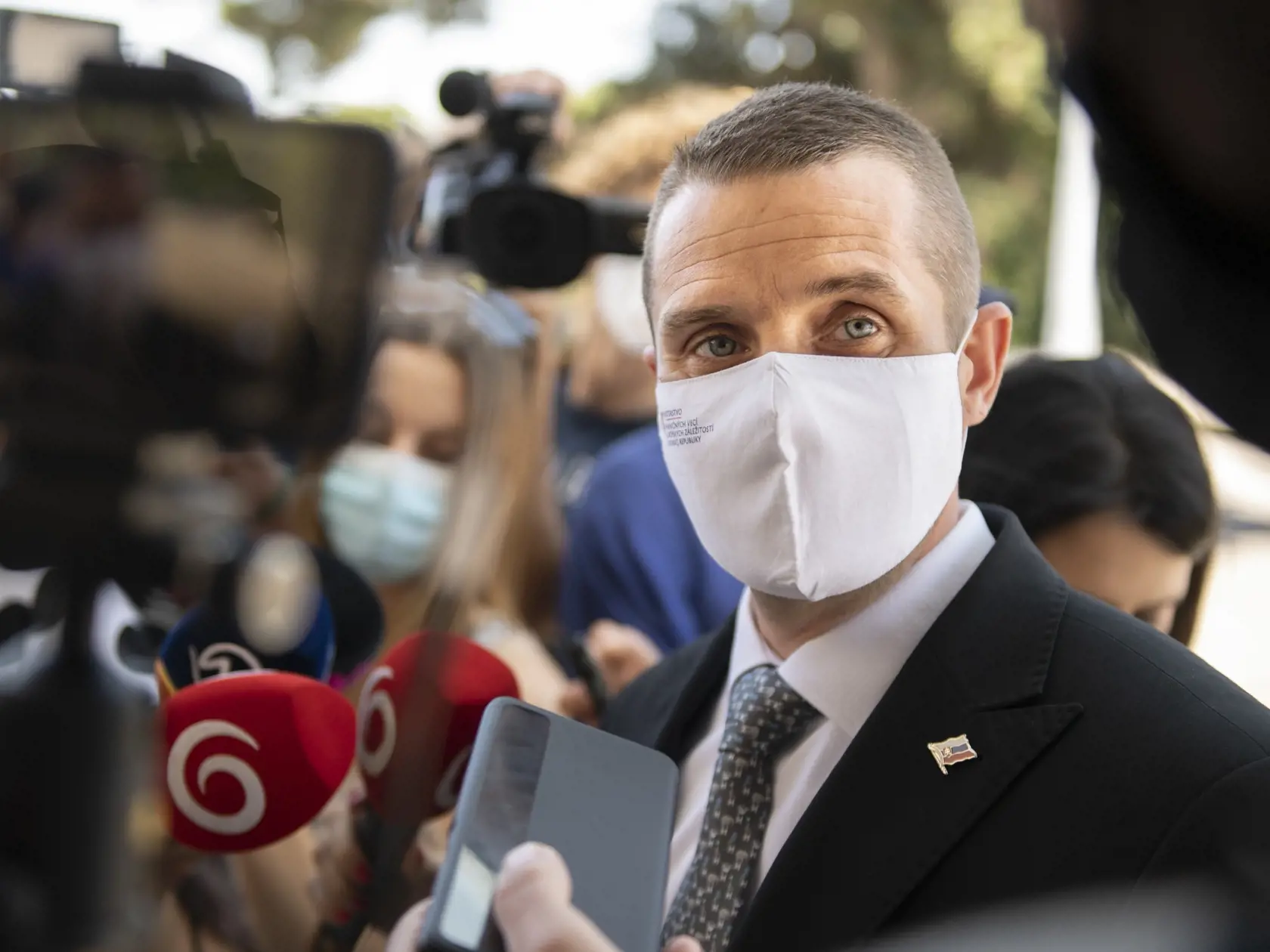 Na snímke štátny tajomník Ministerstva zahraničných vecí a európskych záležitostí (MZVEZ) Martin Klus (SaS) odpovedá na otázky novinárov počas príchodu na zasadnutie Ústredného krízového štábu SR v Bratislave vo štvrtok 17. júna 2021. FOTO TASR - Pavel Neubauer

