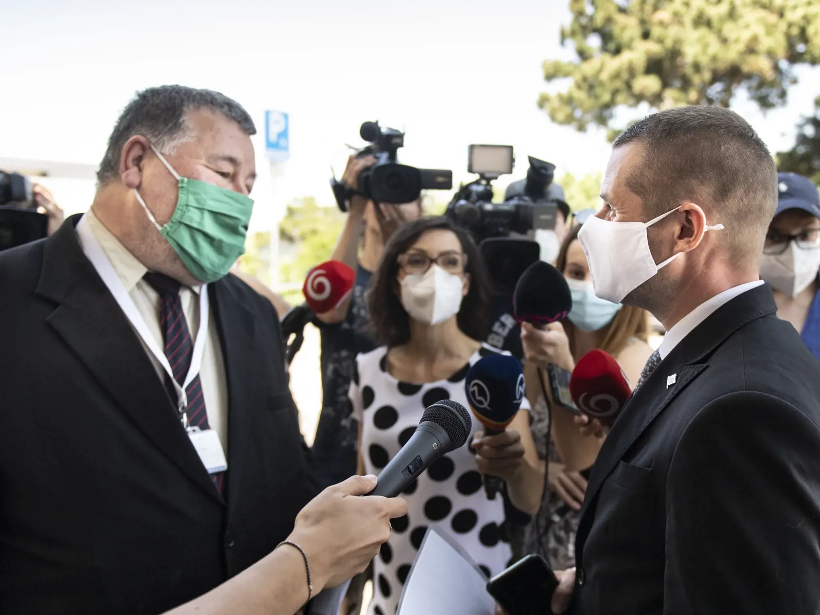 Na snímke zľava epidemiológ Vladimír Krčméry a štátny tajomník Ministerstva zahraničných vecí a európskych záležitostí (MZVEZ) Martin Klus (SaS) odpovedajú na otázky novinárov počas príchodu na zasadnutie Ústredného krízového štábu SR v Bratislave vo štvrtok 17. júna 2021. FOTO TASR - Pavel Neubauer

