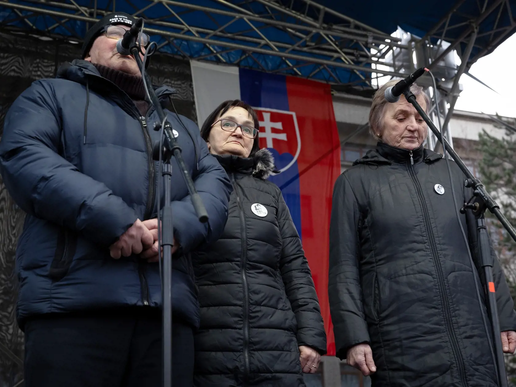 Spoločné zhromaždenie - Sedem rokov bez Jána a Martiny - Slovensko je Európa.
Spomienkovo-protestné zhromaždenie na Námestí slobody pri príležitosti výročia vraždy novinára Jána Kuciaka a jeho snúbenice Martiny Kušnírovej. Na snímke sú rodičia zavraždených, Jozef Kuciak, Jana Kuciaková a Zlatica Kušnírová.