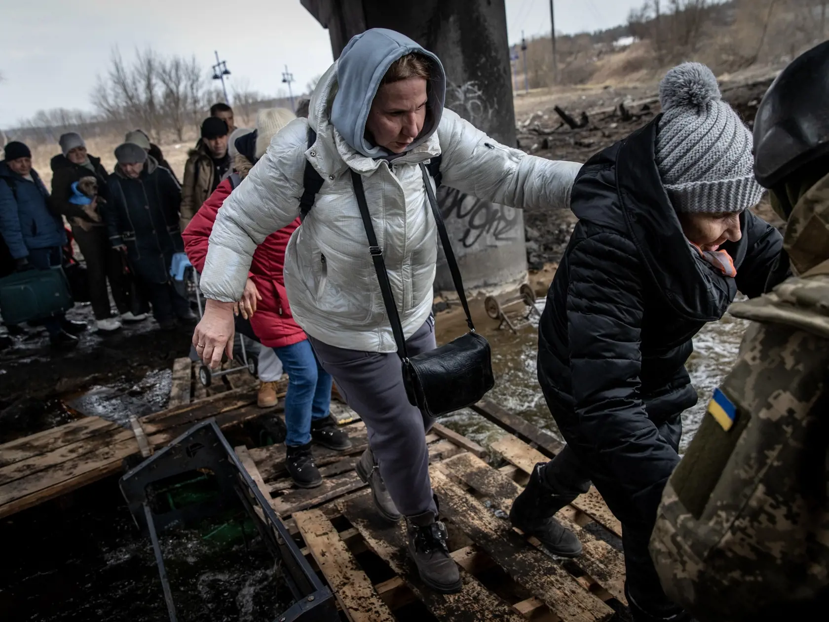 Evakuácia obyvateľov a mŕtvi civilisti v mestečku Irpiň neďaleko Kyjeva.