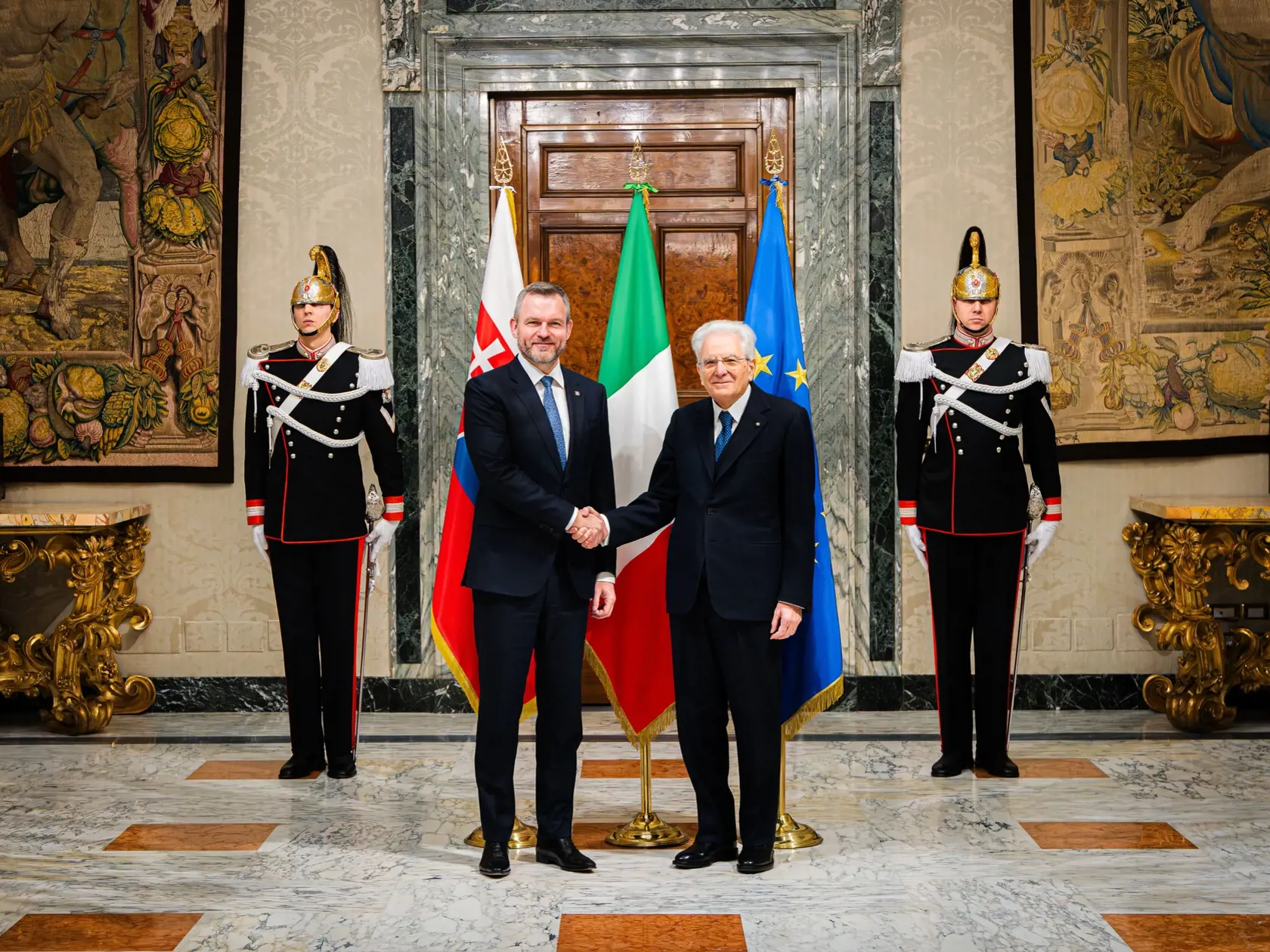 Slovenský prezident Peter Pellegrini (uprostred vľavo) a taliansky prezident Sergio Mattarella počas stretnutia v Ríme v utorok 14. januára 2025. FOTO TASR - Kancelária prezidenta SR