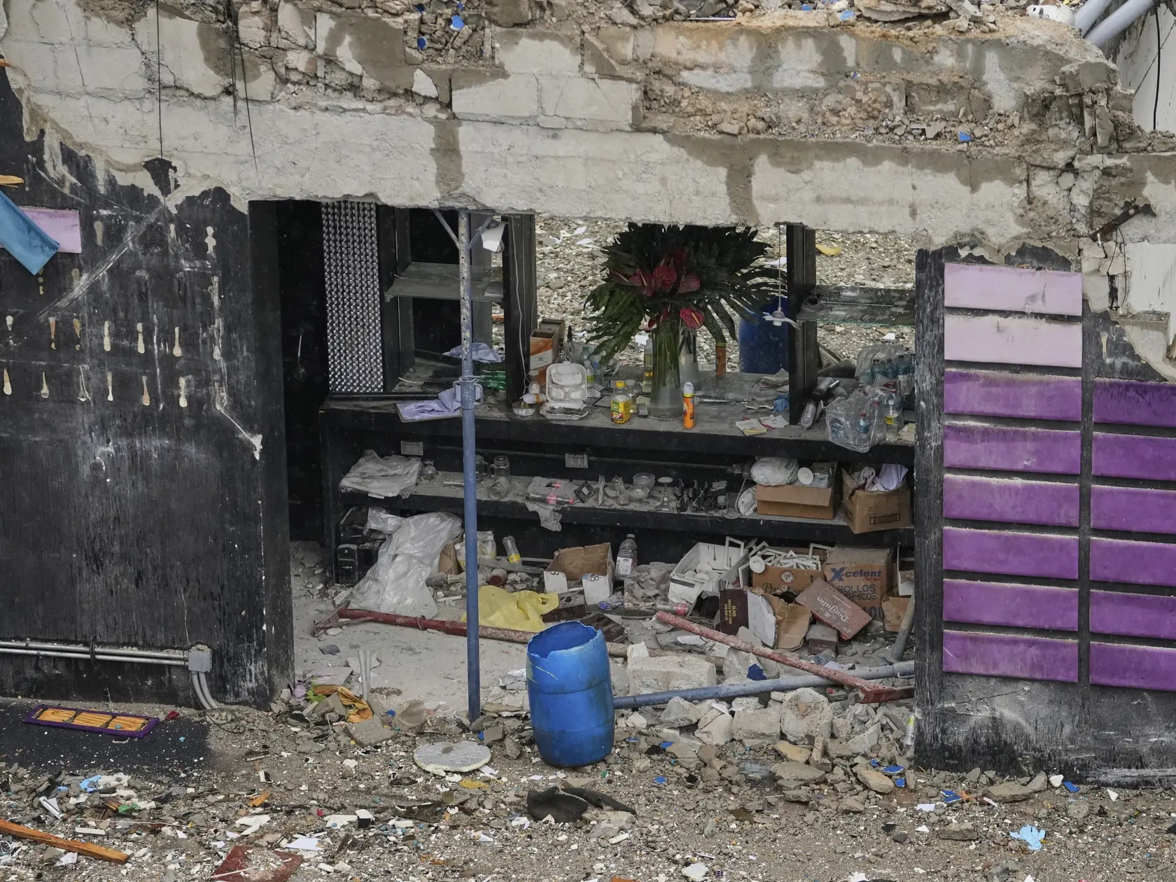 JB 35 Santo Domingo - Trosky na pulte na mieste utorkového zrútenia strechy v nočnom klube v meste Santo Domingo 11. apríla 2025. Na 218 mŕtvych stúpol počet obetí utorkového zrútenia strechy v nočnom klube Jet Set v hlavnom meste Dominikánskej republiky. Oznámil to vo štvrtok šéf zasahujúcich záchranárov Juan Manuel Méndez. TASR o tom informuje na základe správy agentúry AFP. FOTO TASR/AP

Debris covers a counter at the Jet Set nightclub days after its roof collapsed, killing more than 200 people, in Santo Domingo, Dominican Republic, Friday, April 11, 2025. (AP Photo/Matias Delacroix)