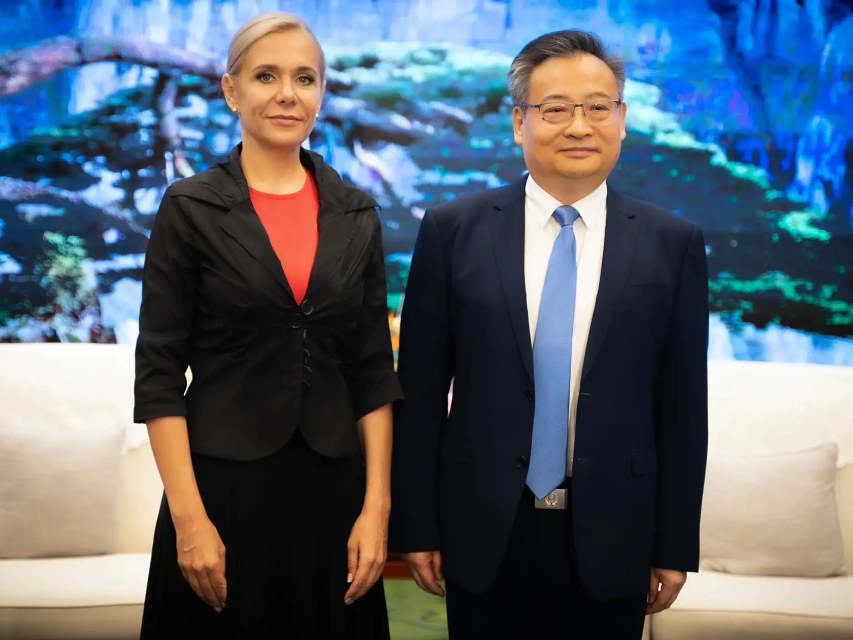 Ministerka Denisa Saková počas rokovaní s vládnymi politikmi v Číne.  "Hlavným zámerom mojej pracovnej cesty do Číny sú rokovania o rozvíjaní podnikateľských spoluprác medzi spoločnosťami oboch krajín. Čína je svetovou ekonomickou veľmocou, s ktorou dnes rozvíja obchod celý svet. Dôležité je však otvárať tieto možnosti pre naše firmy cestou rokovaní aj na vládnej úrovni," informovala pri fotke.